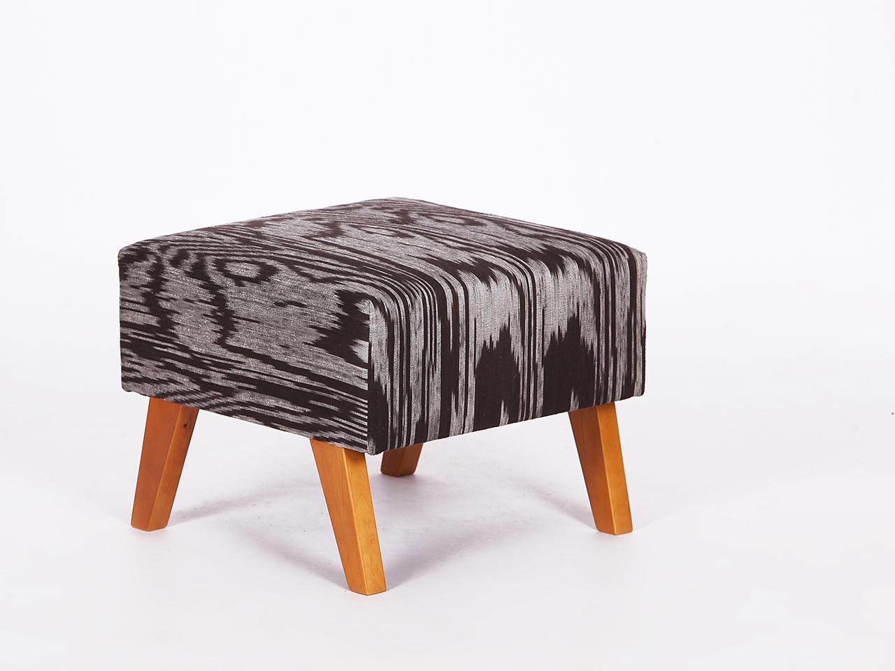 Fauteuil Jindrich Halabala des années 1950 restauré avec tabouret en soie thaïlandaise tissée à la main en vente 4