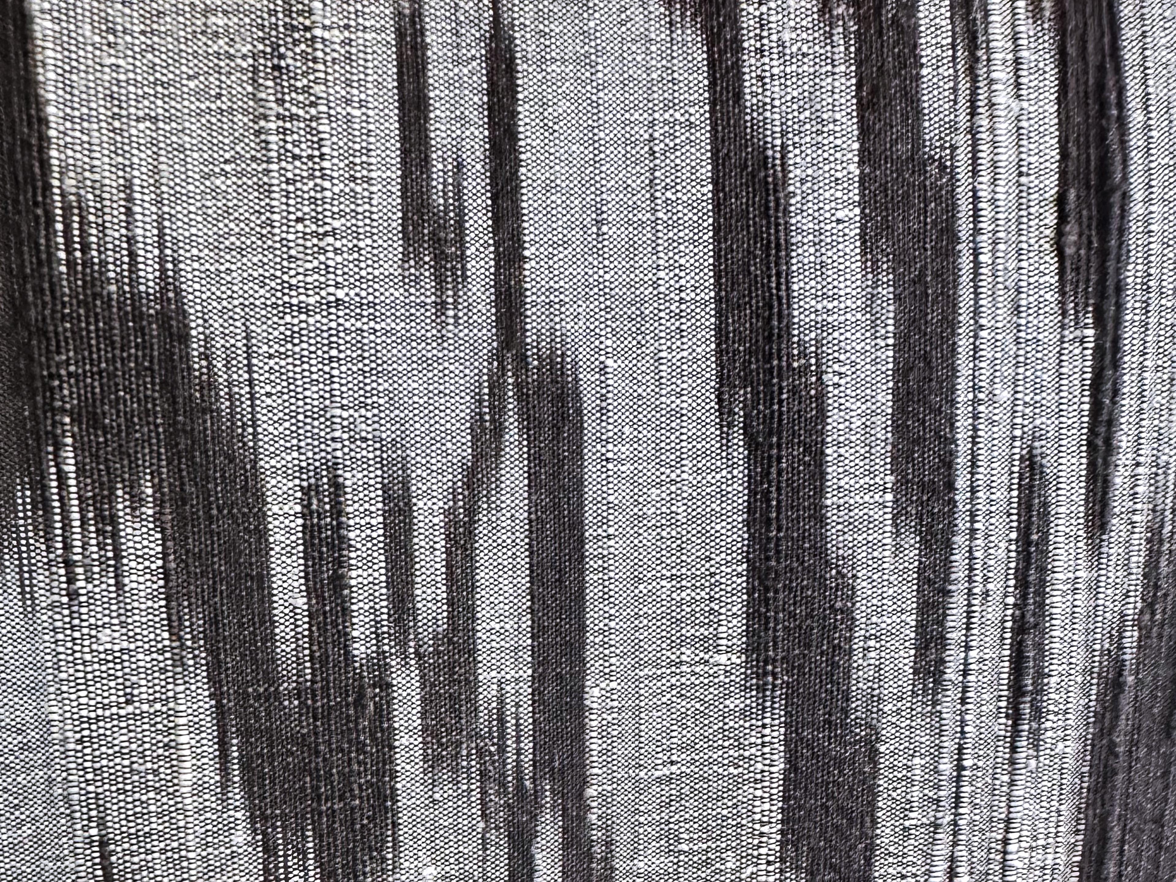 Fauteuil Jindrich Halabala des années 1950 restauré avec tabouret en soie thaïlandaise tissée à la main en vente 5