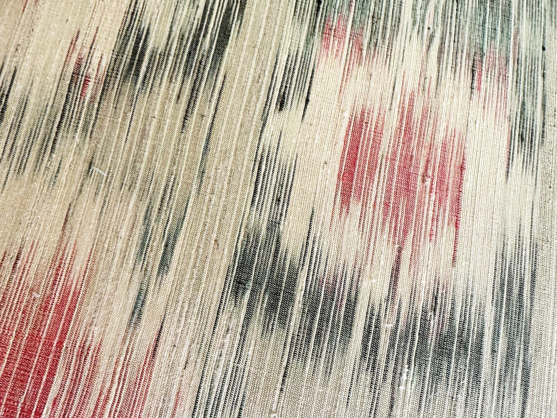 Fauteuil Jindrich Halabala des années 1950 restauré avec tabouret en soie thaïlandaise tissée à la main en vente 6