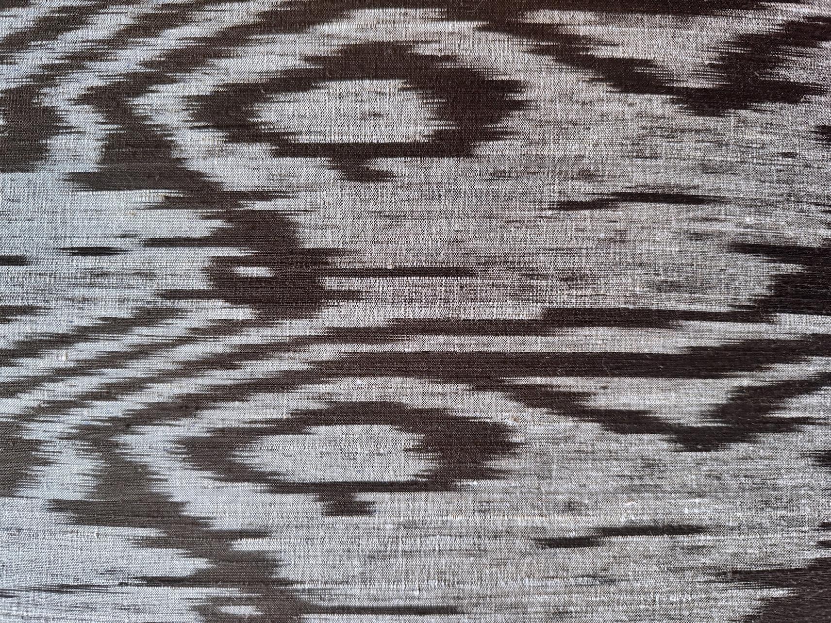 Fauteuil Jindrich Halabala des années 1950 restauré avec tabouret en soie thaïlandaise tissée à la main en vente 6