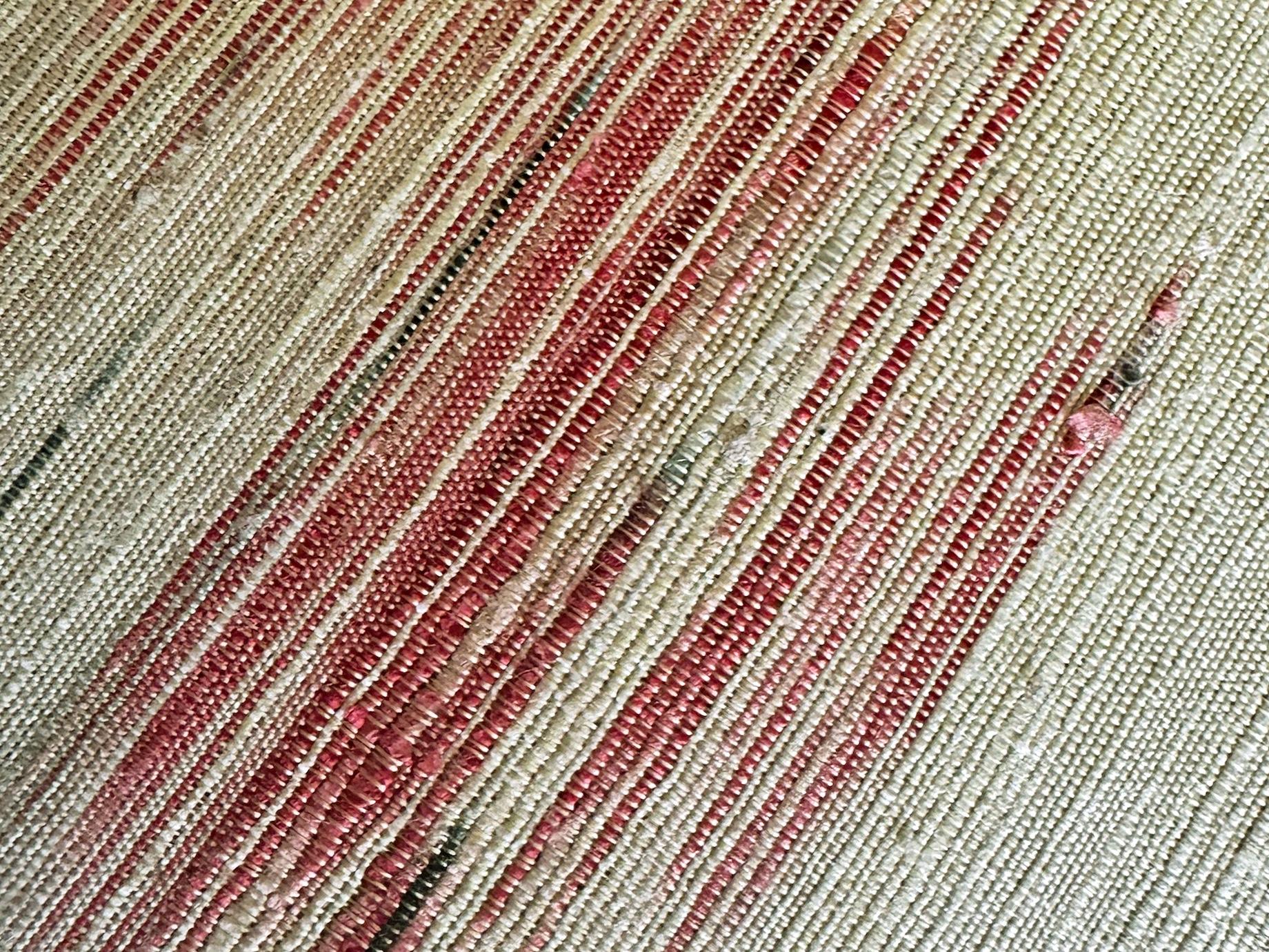 Fauteuil Jindrich Halabala des années 1950 restauré avec tabouret en soie thaïlandaise tissée à la main en vente 7