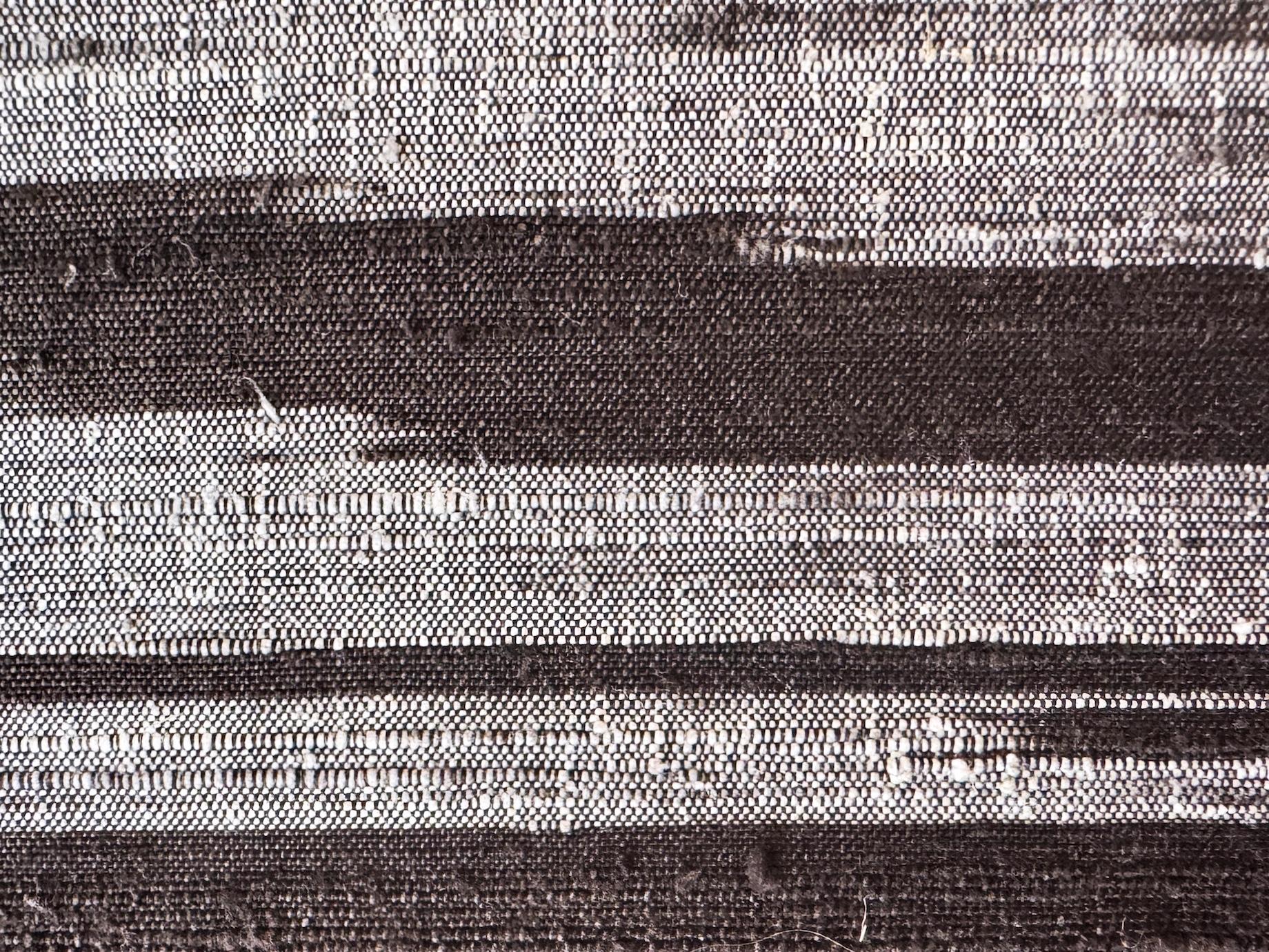 Fauteuil Jindrich Halabala des années 1950 restauré avec tabouret en soie thaïlandaise tissée à la main en vente 7