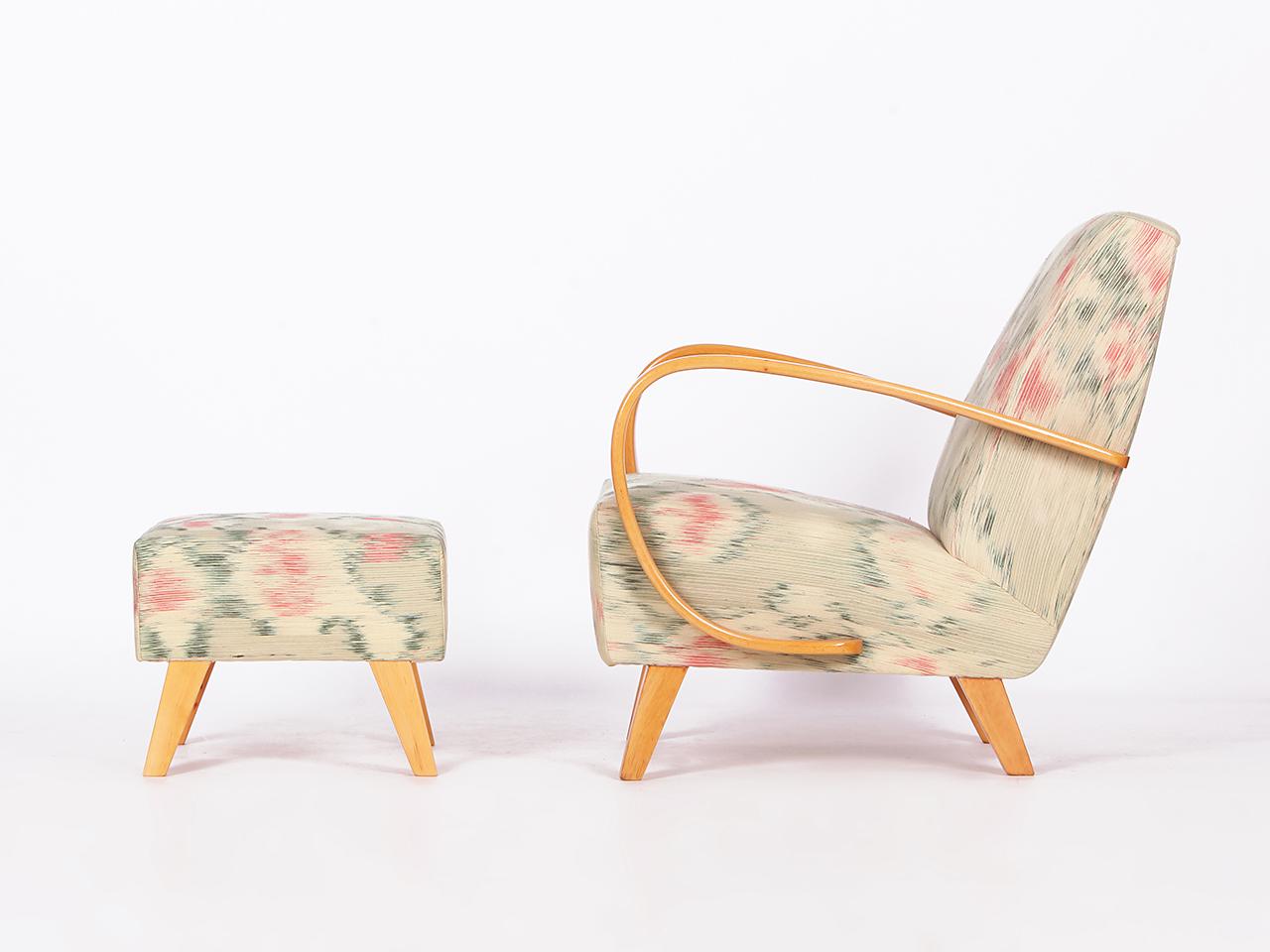 Fauteuil Halabala des années 1950 restauré en soie thaïlandaise tissée à la main
Ce fauteuil emblématique et exceptionnellement confortable des années 1950 a fait l'objet d'une restauration complète, comprenant des accoudoirs revernis et une