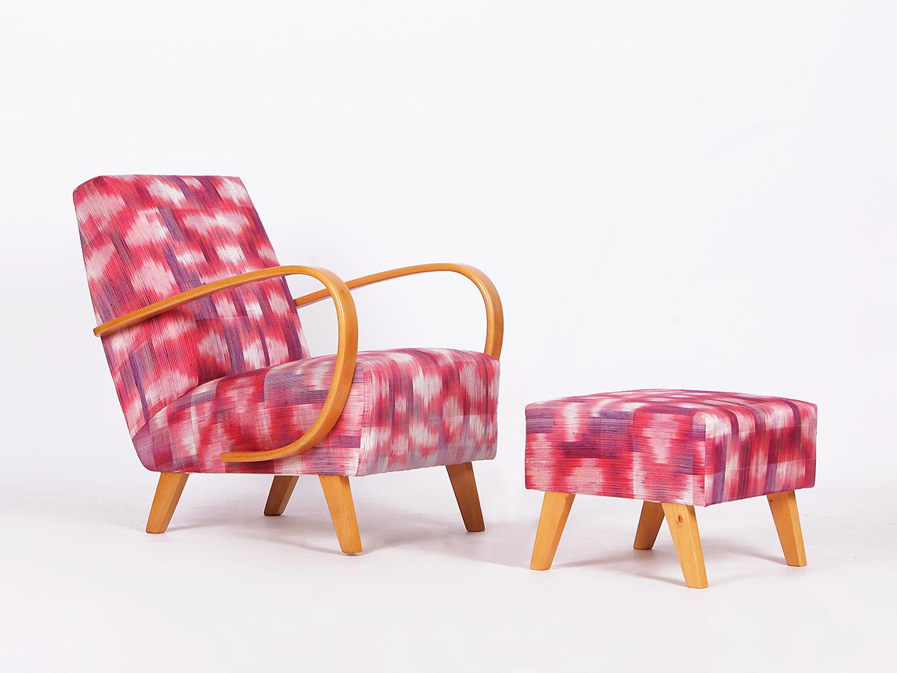 Fauteuil Halabala des années 1950 restauré en soie thaïlandaise tissée à la main
Ce fauteuil emblématique et exceptionnellement confortable des années 1950 a fait l'objet d'une restauration complète, comprenant des accoudoirs revernis et une