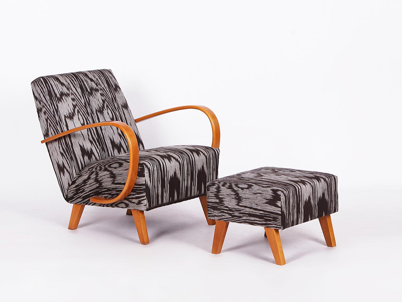 Fauteuil Halabala des années 1950 restauré en soie thaïlandaise tissée à la main
Ce fauteuil emblématique et exceptionnellement confortable des années 1950 a fait l'objet d'une restauration complète, comprenant des accoudoirs revernis et une