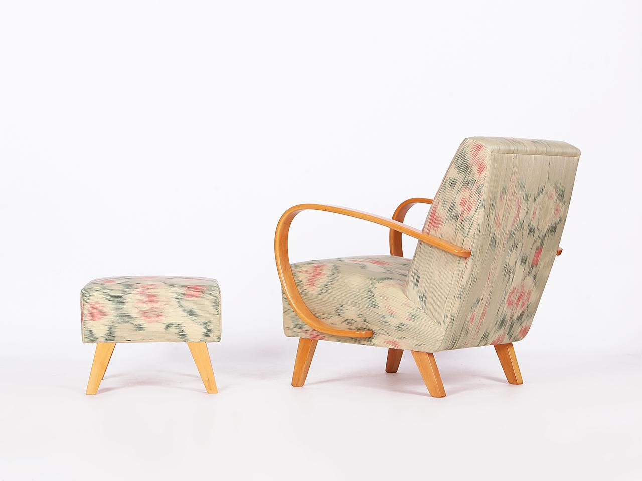 Mid-Century Modern Fauteuil Jindrich Halabala des années 1950 restauré avec tabouret en soie thaïlandaise tissée à la main en vente