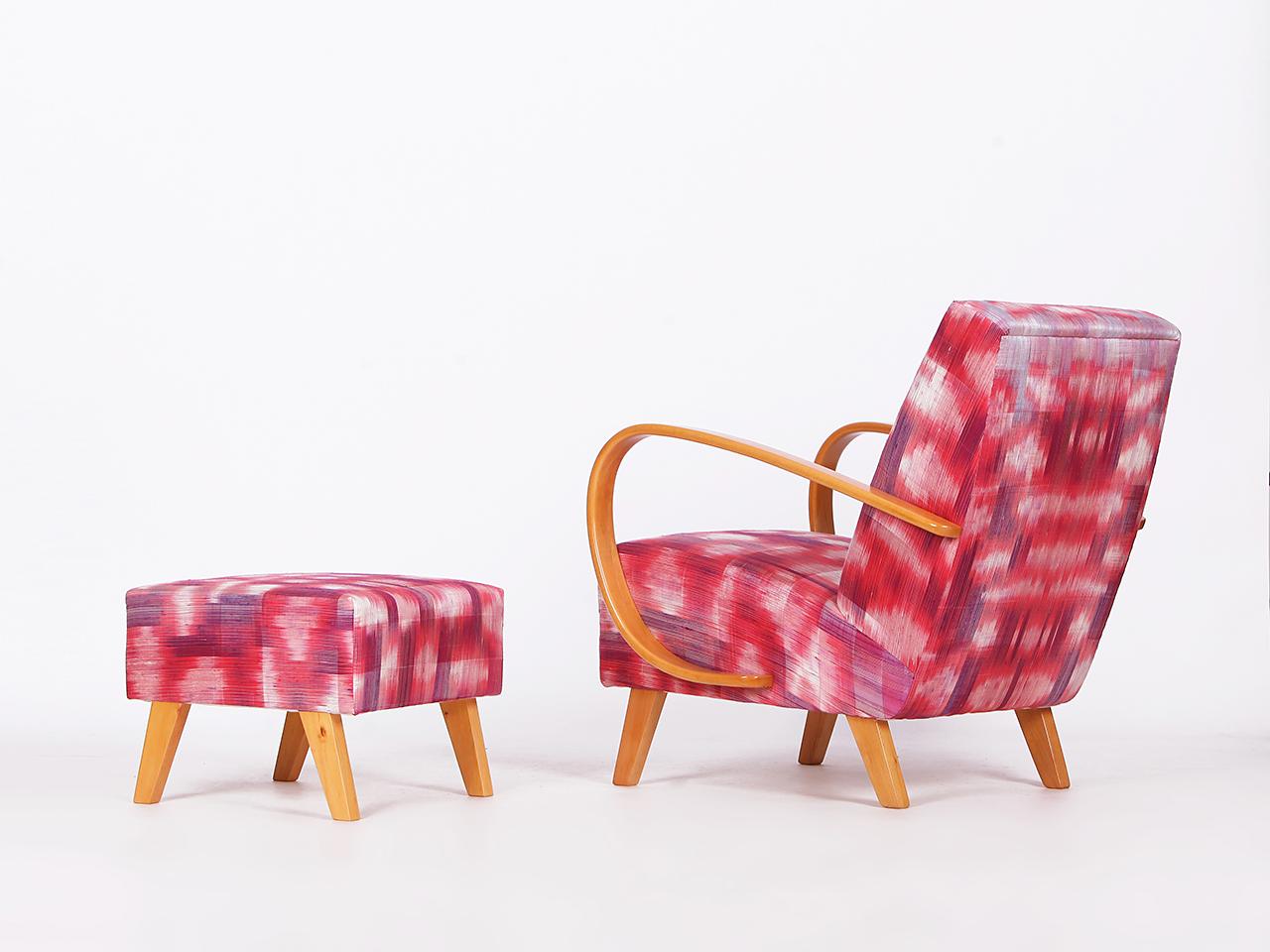 Mid-Century Modern Fauteuil Jindrich Halabala des années 1950 restauré avec tabouret en soie thaïlandaise tissée à la main en vente