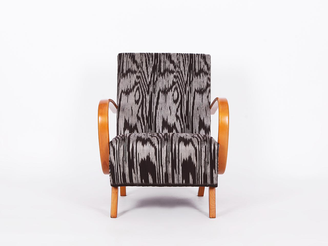 Mid-Century Modern Fauteuil Jindrich Halabala des années 1950 restauré avec tabouret en soie thaïlandaise tissée à la main en vente