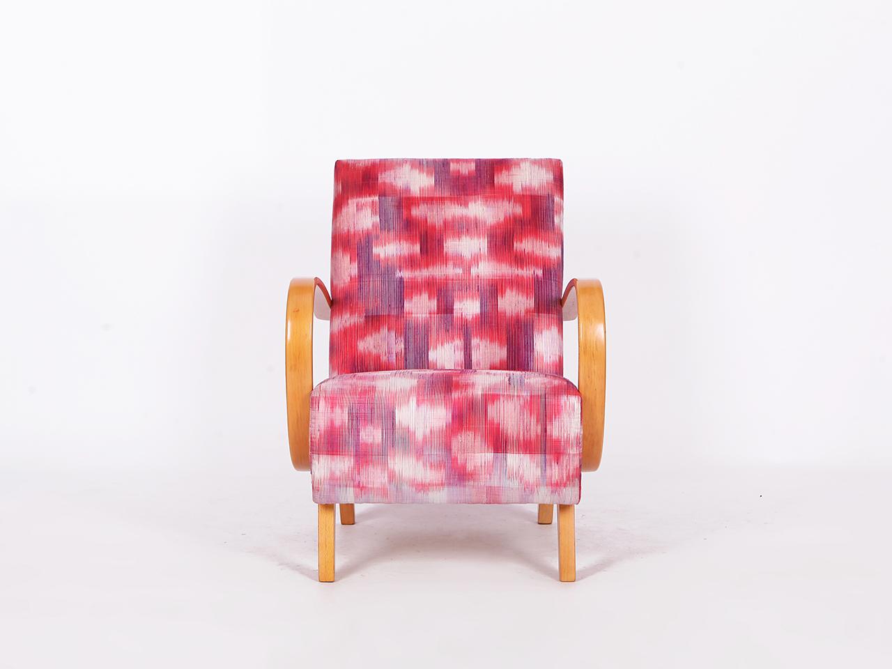 Tchèque Fauteuil Jindrich Halabala des années 1950 restauré avec tabouret en soie thaïlandaise tissée à la main en vente