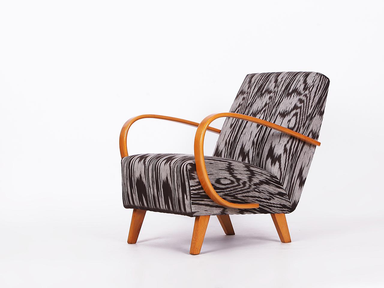 Tchèque Fauteuil Jindrich Halabala des années 1950 restauré avec tabouret en soie thaïlandaise tissée à la main en vente