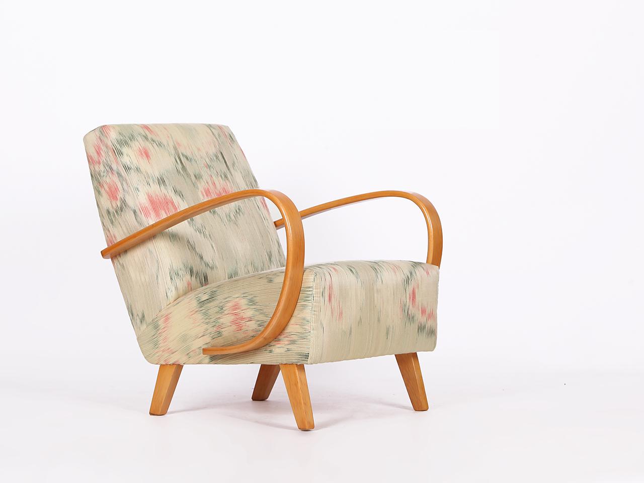 Fauteuil Jindrich Halabala des années 1950 restauré avec tabouret en soie thaïlandaise tissée à la main Excellent état - En vente à Wien, AT