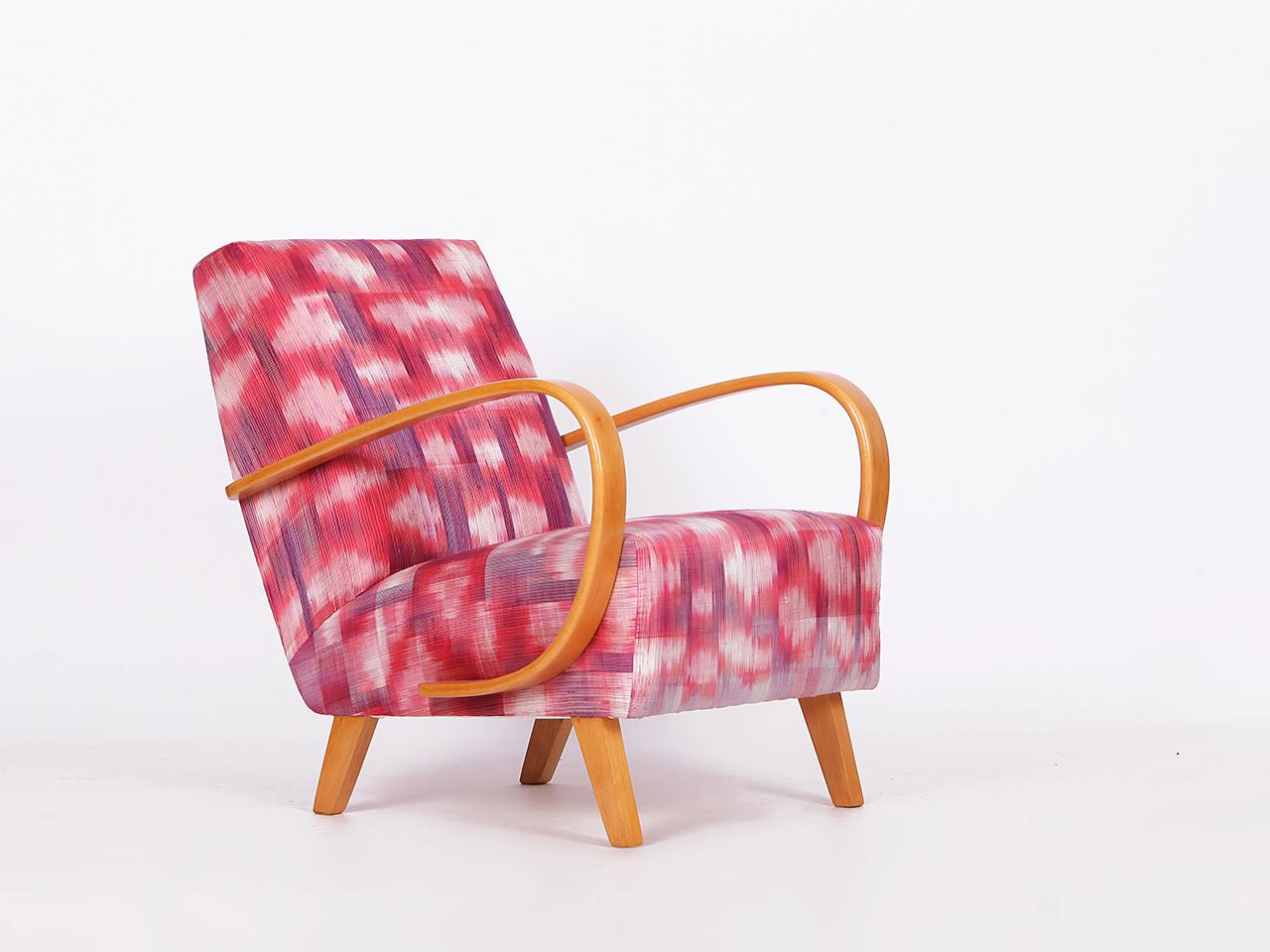 Fauteuil Jindrich Halabala des années 1950 restauré avec tabouret en soie thaïlandaise tissée à la main Excellent état - En vente à Wien, AT