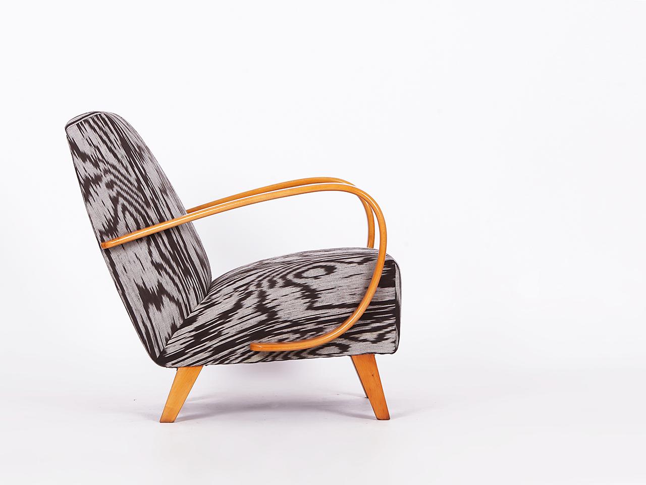 Fauteuil Jindrich Halabala des années 1950 restauré avec tabouret en soie thaïlandaise tissée à la main Excellent état - En vente à Wien, AT