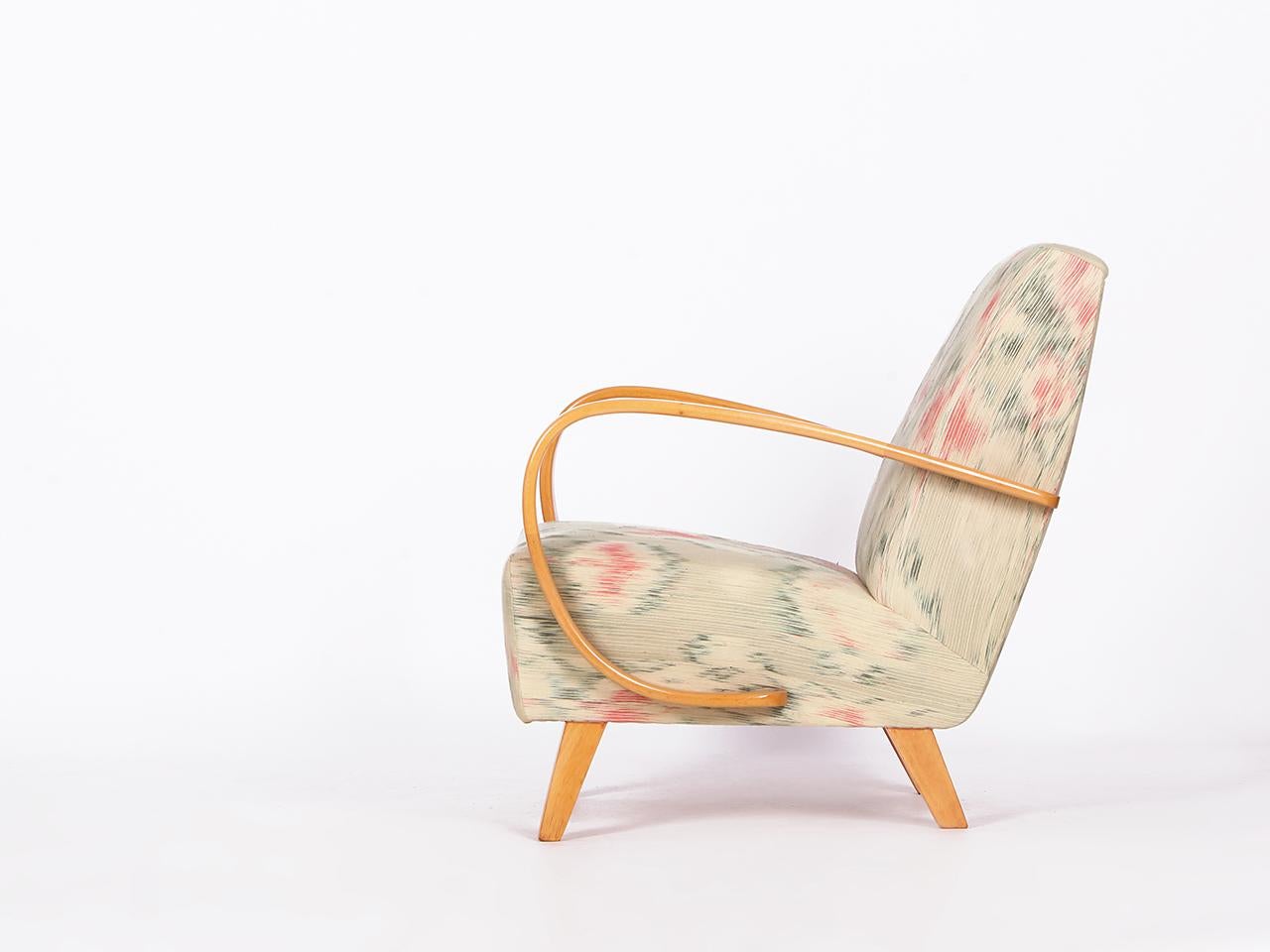 20ième siècle Fauteuil Jindrich Halabala des années 1950 restauré avec tabouret en soie thaïlandaise tissée à la main en vente
