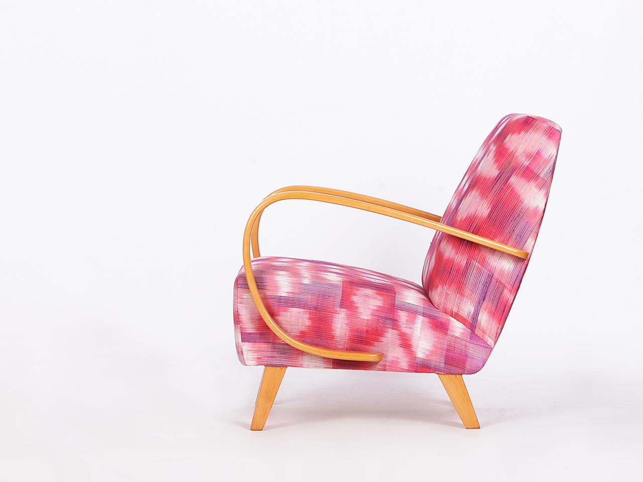 20ième siècle Fauteuil Jindrich Halabala des années 1950 restauré avec tabouret en soie thaïlandaise tissée à la main en vente