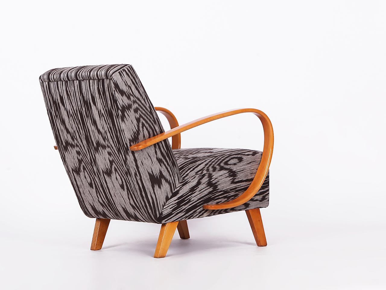 20ième siècle Fauteuil Jindrich Halabala des années 1950 restauré avec tabouret en soie thaïlandaise tissée à la main en vente