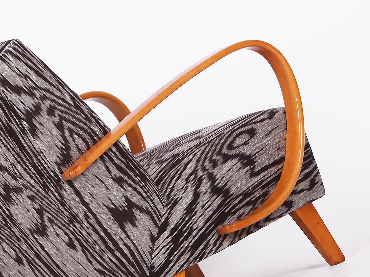 Soie Fauteuil Jindrich Halabala des années 1950 restauré avec tabouret en soie thaïlandaise tissée à la main en vente