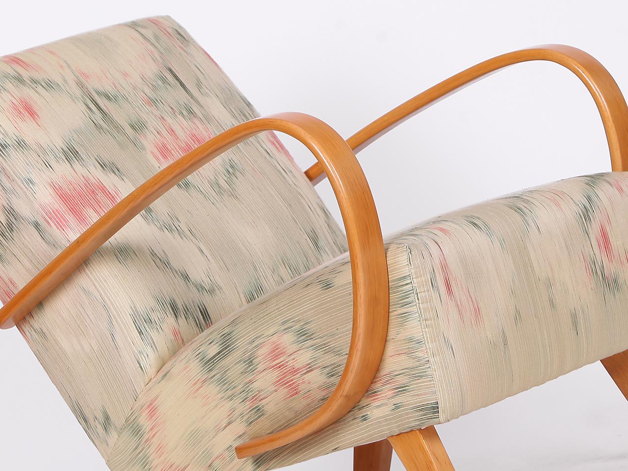 Fauteuil Jindrich Halabala des années 1950 restauré avec tabouret en soie thaïlandaise tissée à la main en vente 1