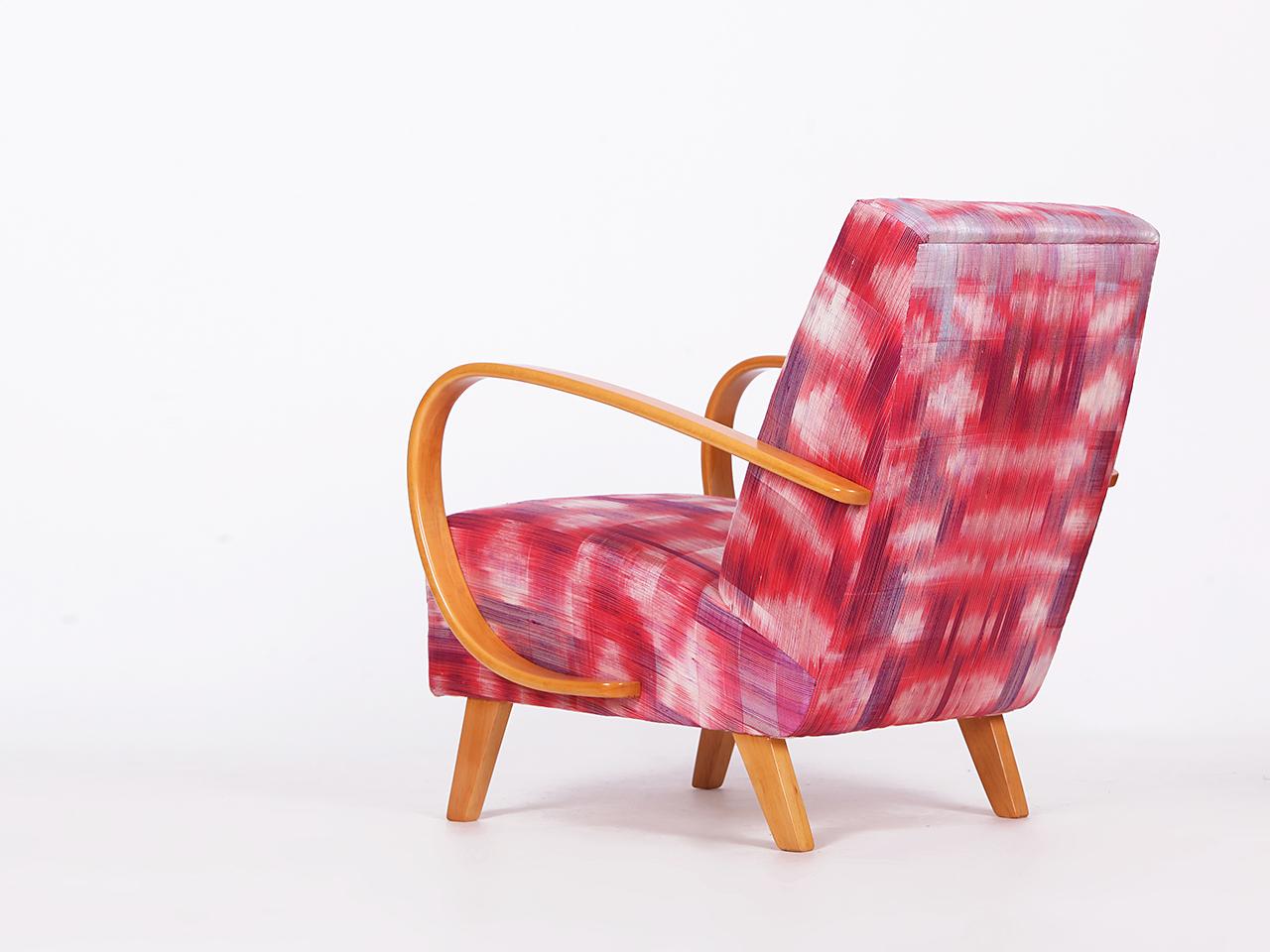 Fauteuil Jindrich Halabala des années 1950 restauré avec tabouret en soie thaïlandaise tissée à la main en vente 1