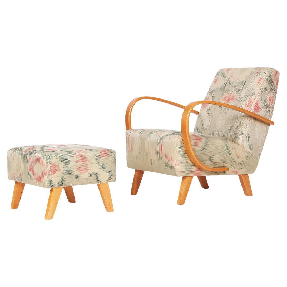 Fauteuil Jindrich Halabala des années 1950 restauré avec tabouret en soie thaïlandaise tissée à la main