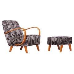 Fauteuil Jindrich Halabala des années 1950 restauré avec tabouret en soie thaïlandaise tissée à la main