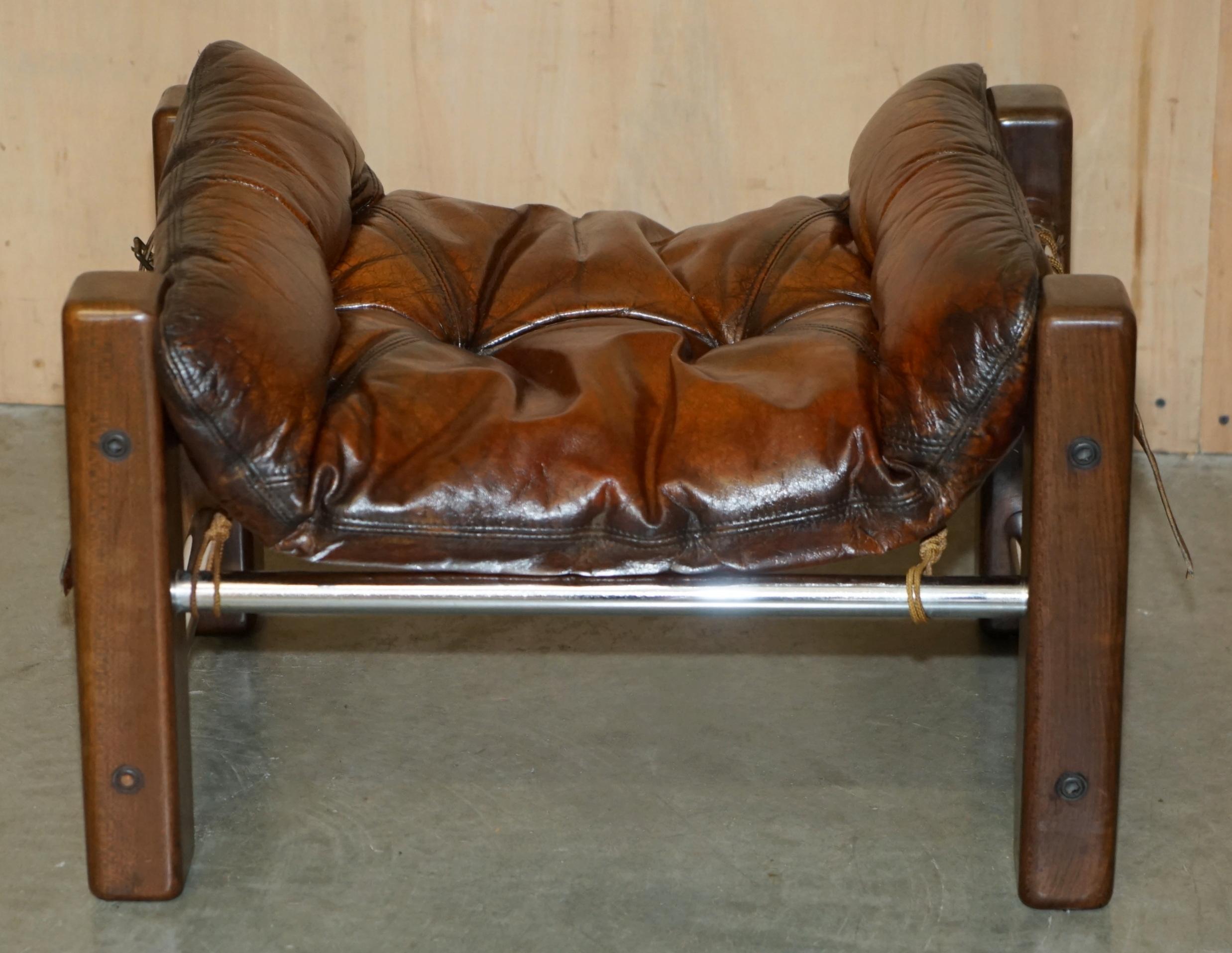 ARMADERA Y OTOMÁN DE MADERA BRAZILEÑA RESTAURADOS DE 1960 JEAN GILLON EN CUERO MARRON en venta 9