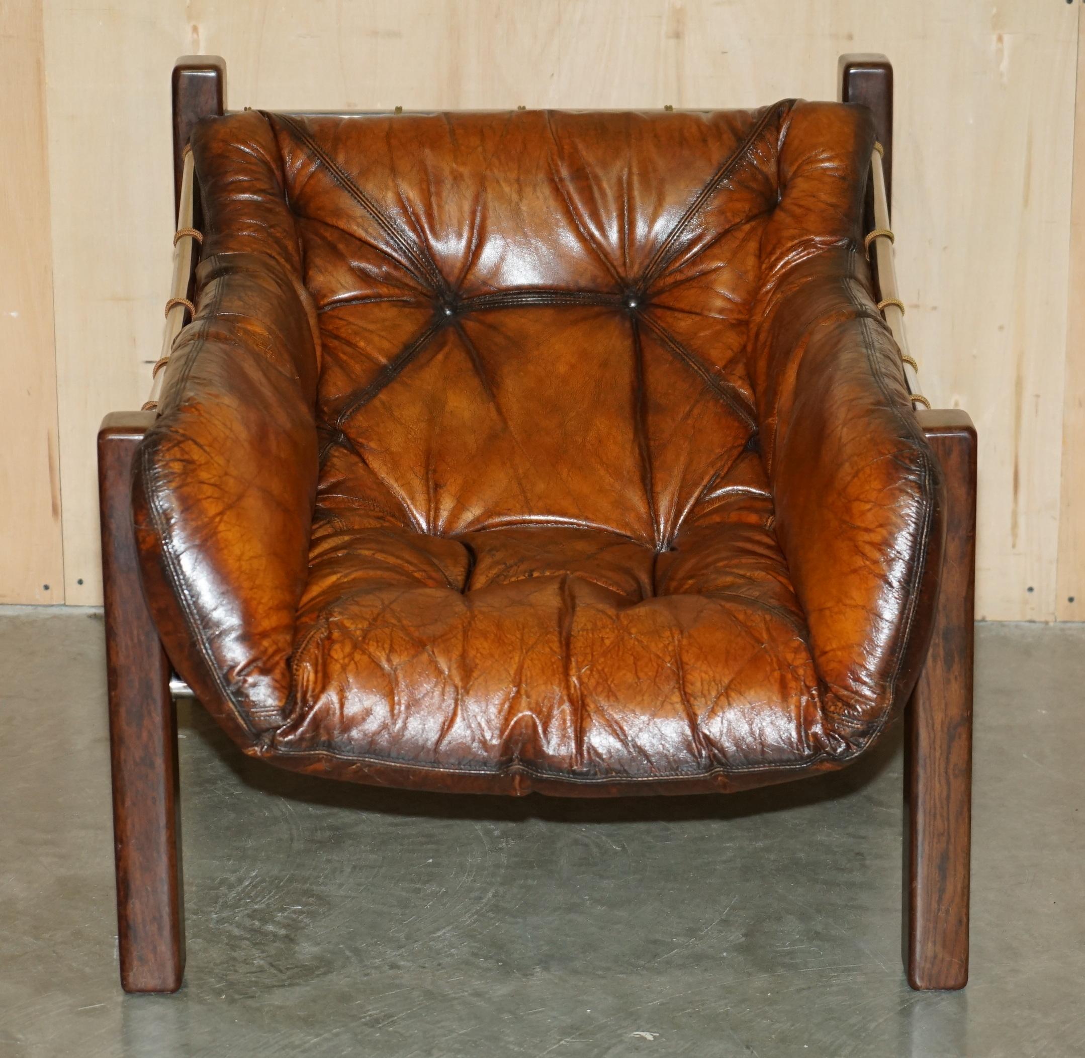 ARMADERA Y OTOMÁN DE MADERA BRAZILEÑA RESTAURADOS DE 1960 JEAN GILLON EN CUERO MARRON Moderno de mediados de siglo en venta