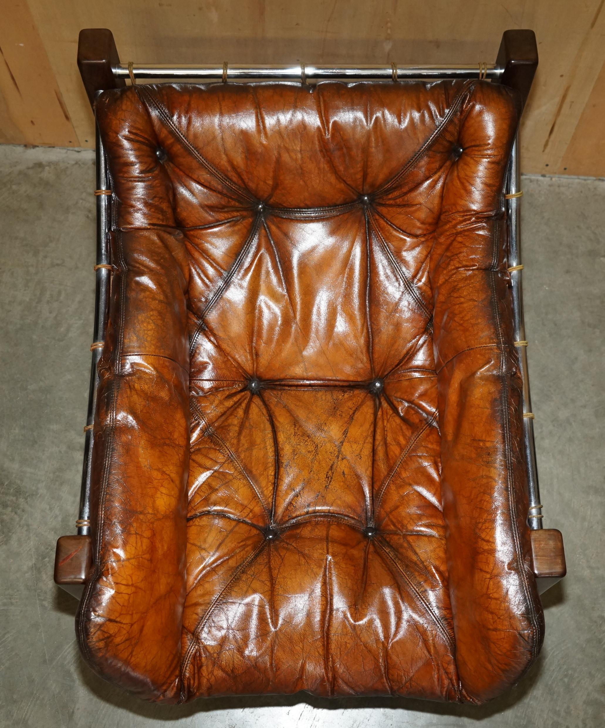 ARMADERA Y OTOMÁN DE MADERA BRAZILEÑA RESTAURADOS DE 1960 JEAN GILLON EN CUERO MARRON Hecho a mano en venta