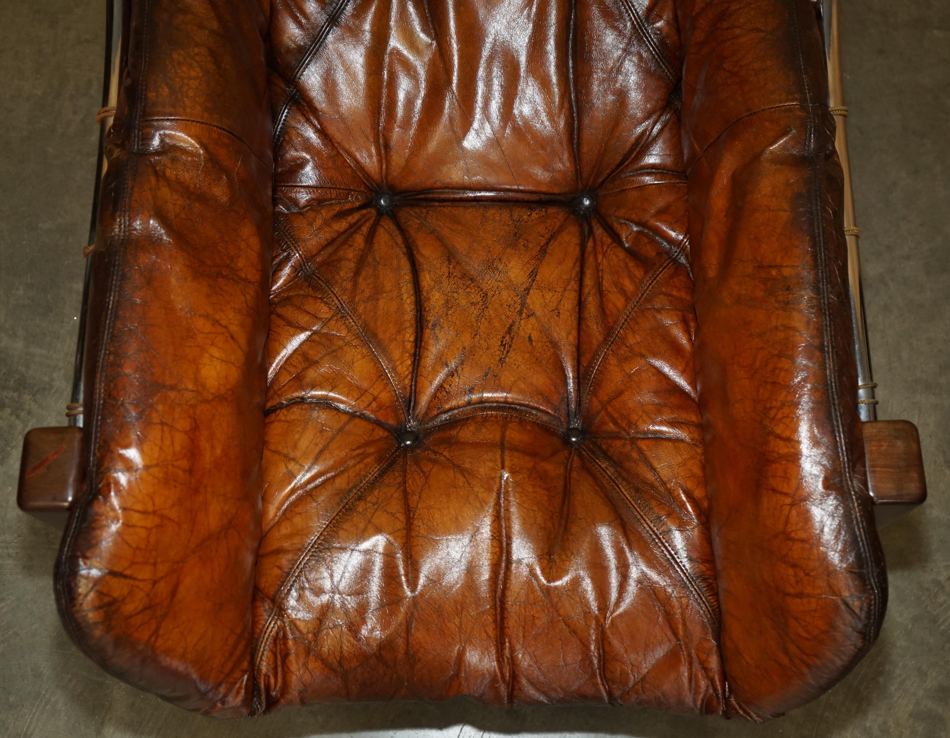 ARMADERA Y OTOMÁN DE MADERA BRAZILEÑA RESTAURADOS DE 1960 JEAN GILLON EN CUERO MARRON mediados del siglo XX en venta