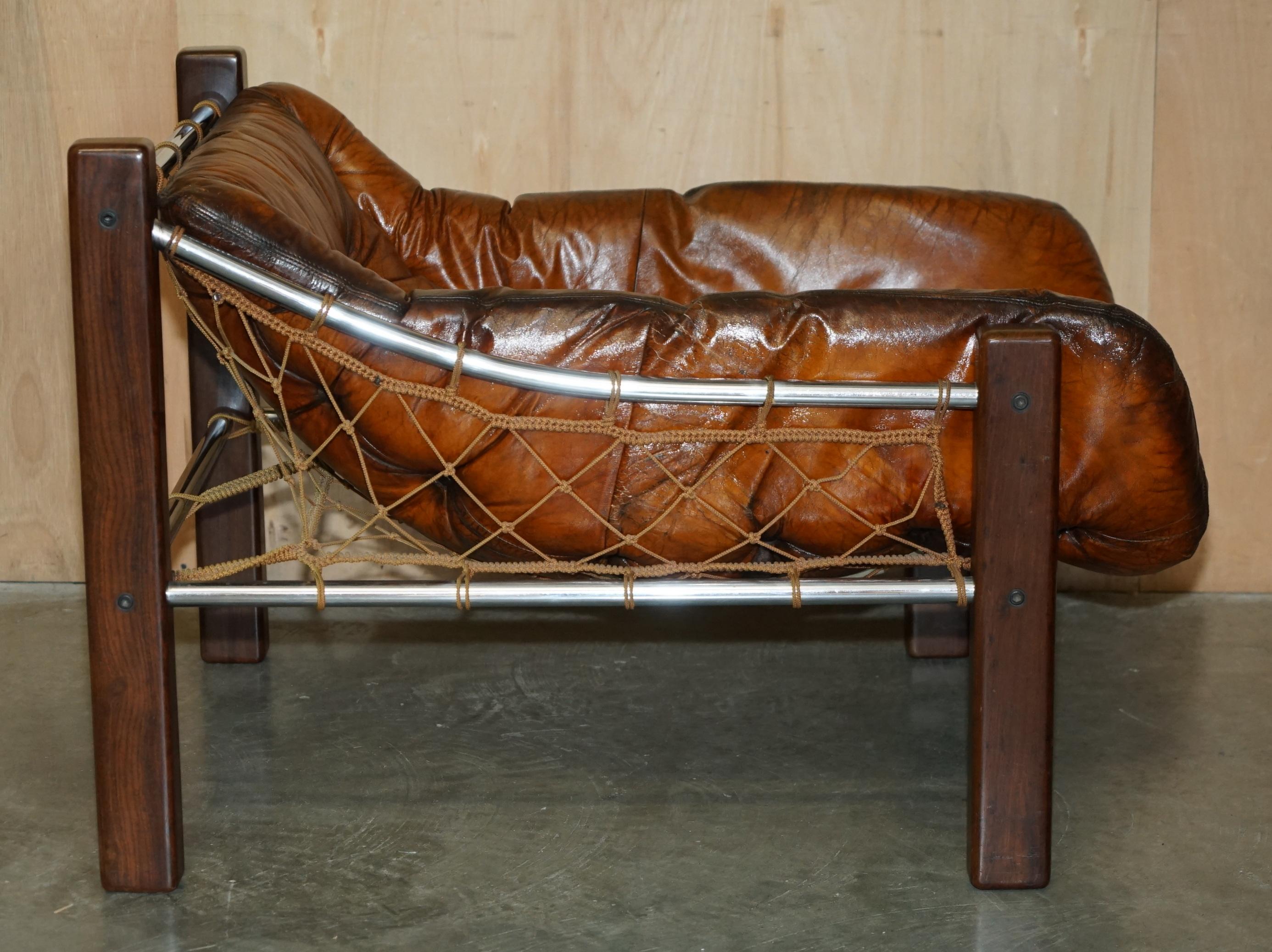 ARMADERA Y OTOMÁN DE MADERA BRAZILEÑA RESTAURADOS DE 1960 JEAN GILLON EN CUERO MARRON en venta 1