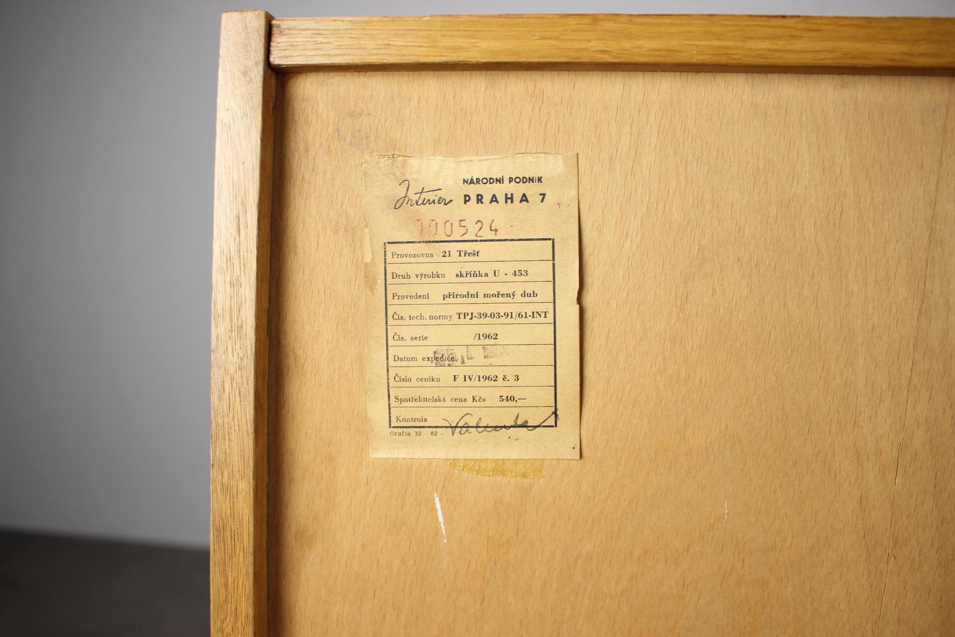 Restaurierte Jirí Jiroutek-Kommode aus der Jahrhundertmitte (1960) aus Eiche mit Color-Block-Schubladen im Angebot 6