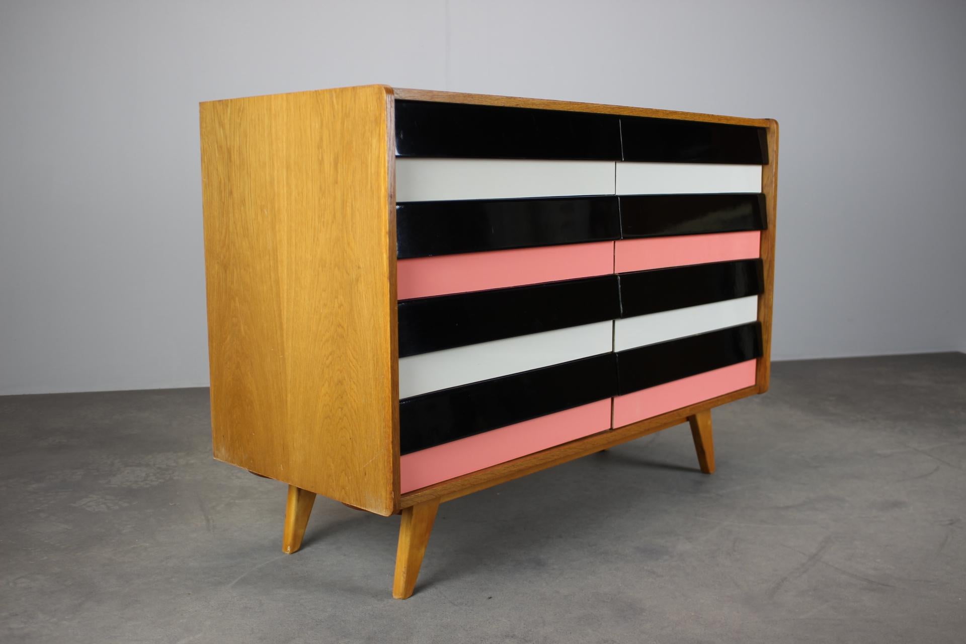 Restaurierte Jirí Jiroutek-Kommode aus der Jahrhundertmitte (1960) aus Eiche mit Color-Block-Schubladen im Angebot 7