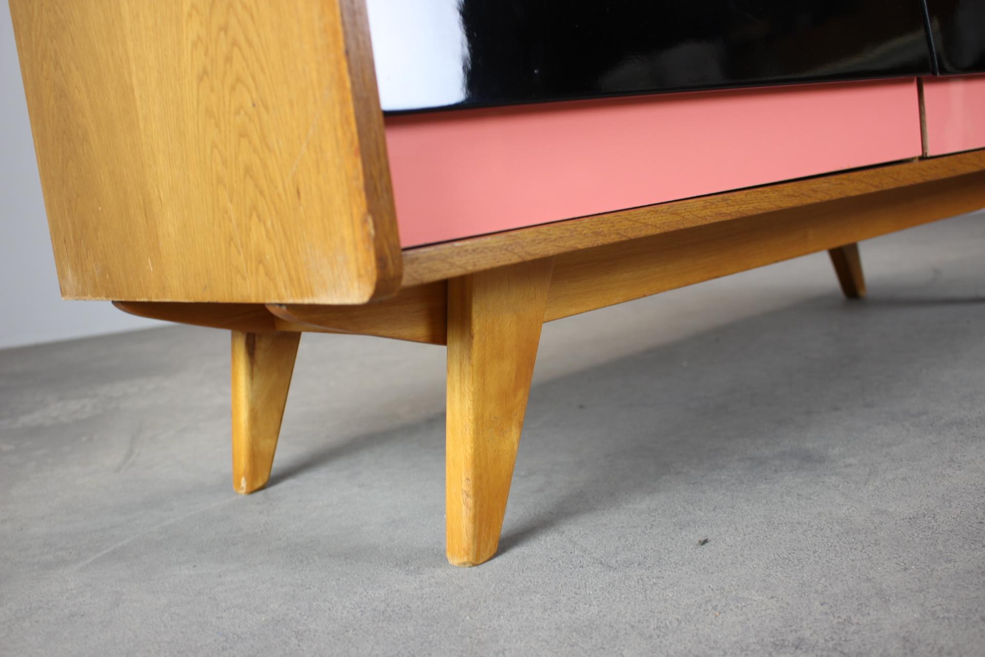 Restaurierte Jirí Jiroutek-Kommode aus der Jahrhundertmitte (1960) aus Eiche mit Color-Block-Schubladen im Angebot 8