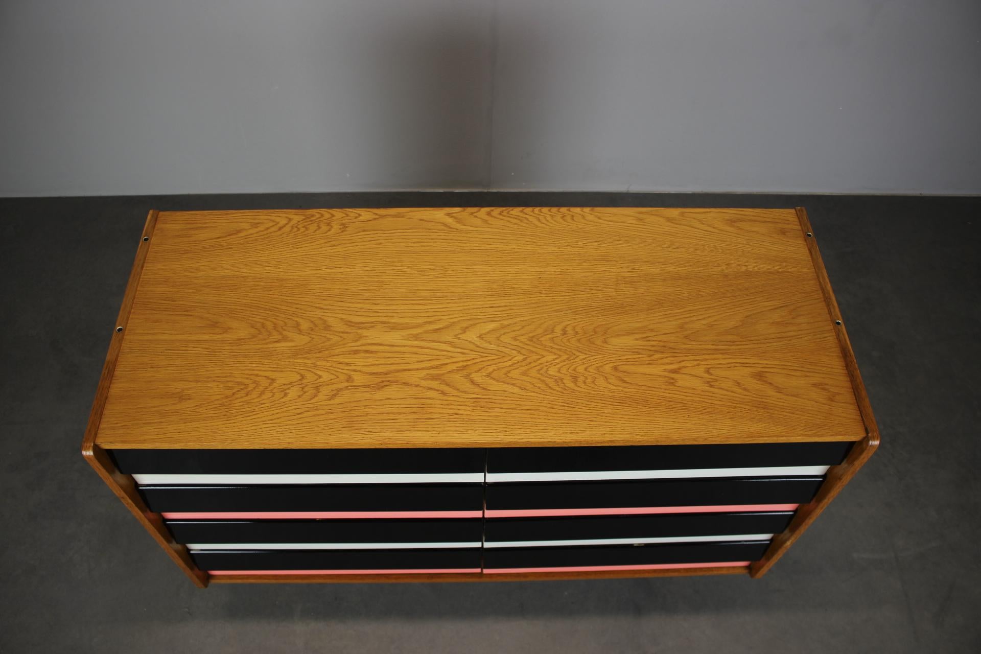 Restaurierte Jirí Jiroutek-Kommode aus der Jahrhundertmitte (1960) aus Eiche mit Color-Block-Schubladen (Moderne der Mitte des Jahrhunderts) im Angebot