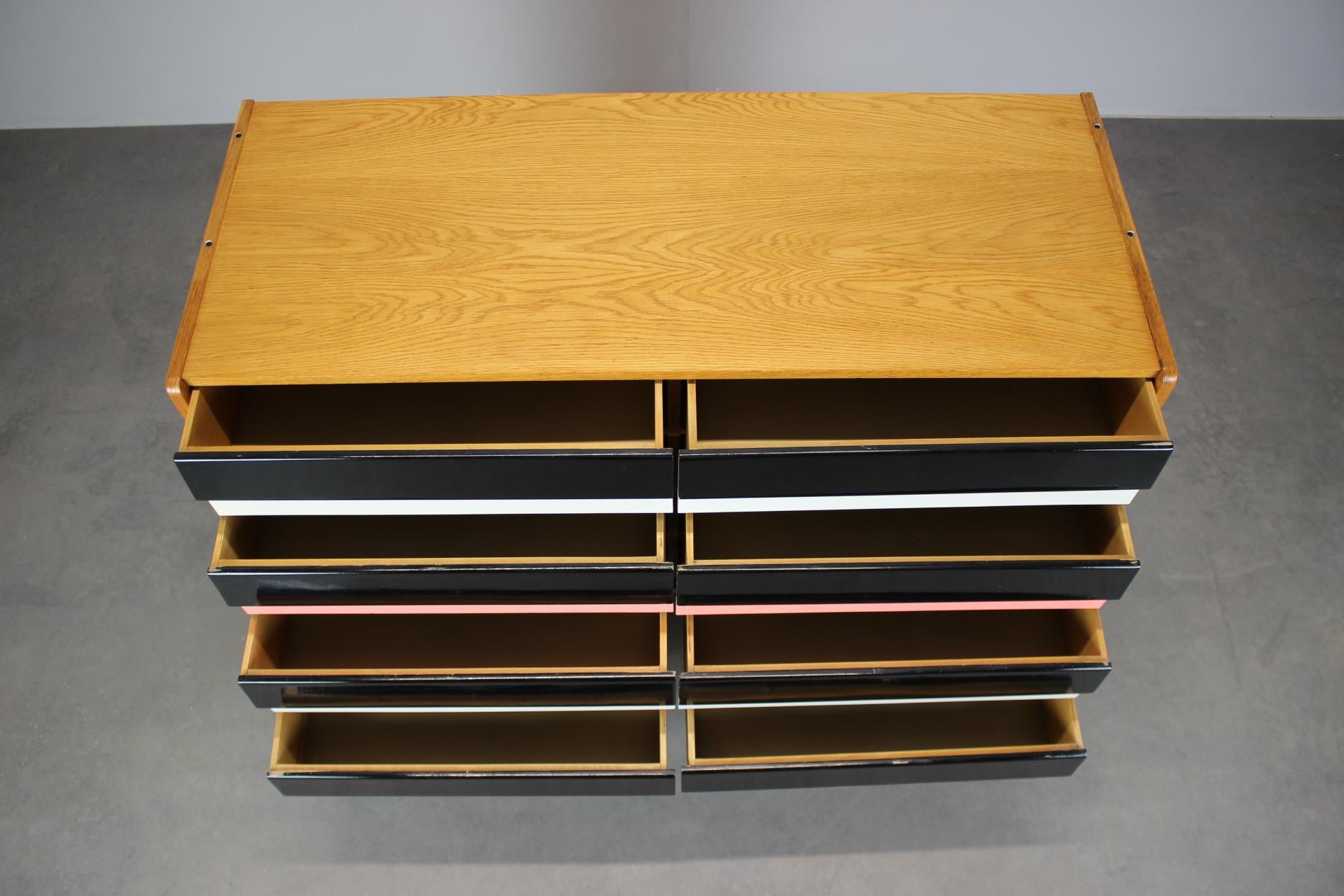 Restaurierte Jirí Jiroutek-Kommode aus der Jahrhundertmitte (1960) aus Eiche mit Color-Block-Schubladen (Holz) im Angebot