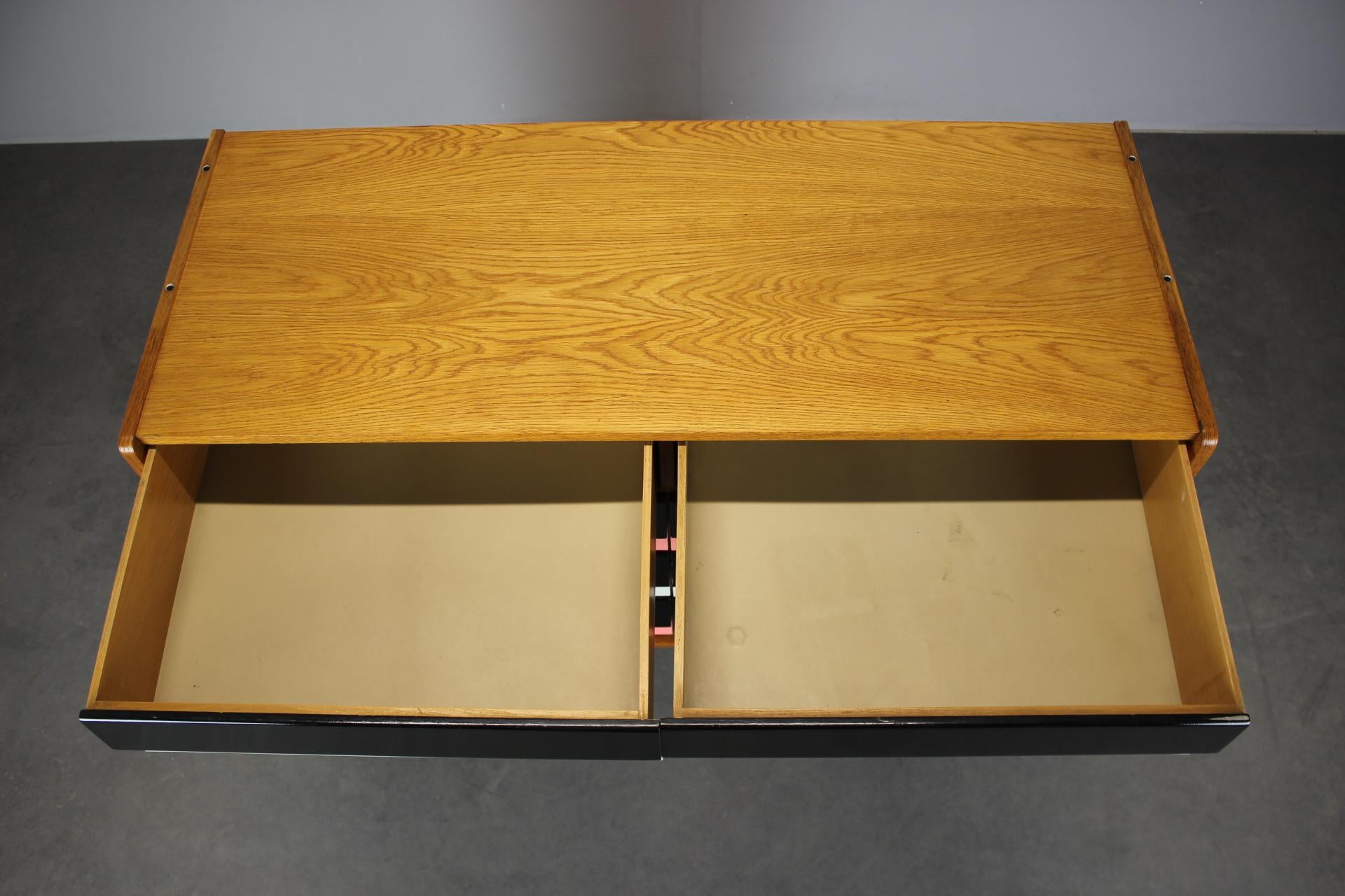 Restaurierte Jirí Jiroutek-Kommode aus der Jahrhundertmitte (1960) aus Eiche mit Color-Block-Schubladen im Angebot 1