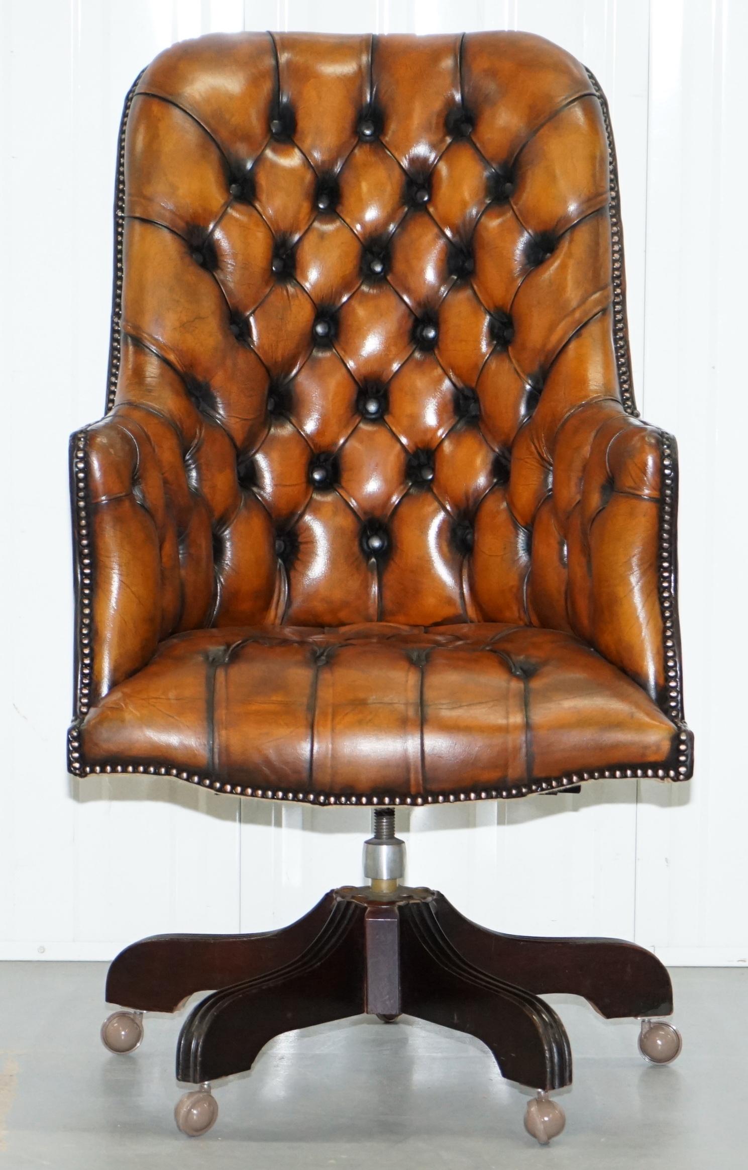 Wir freuen uns:: diesen schönen:: vollständig restaurierten Chesterfield-Sessel aus den 1960er Jahren mit handgefärbtem:: whiskybraunem Leder zum Verkauf anzubieten. 

Dieses Stück wurde vollständig restauriert:: um mit dem Leder gestrippt zurück