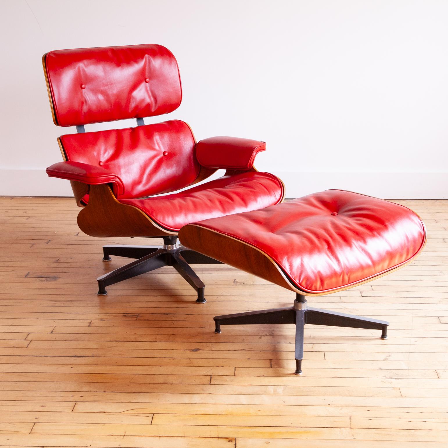 Preciosa Silla Eames Lounge de Herman Miller de los años 60 con cuero rojo fuego nuevo. Es un hallazgo raro. 

Presenta la famosa concha de palisandro y la etiqueta con medallón de plata. 

Fue meticulosamente restaurada por un profesional con