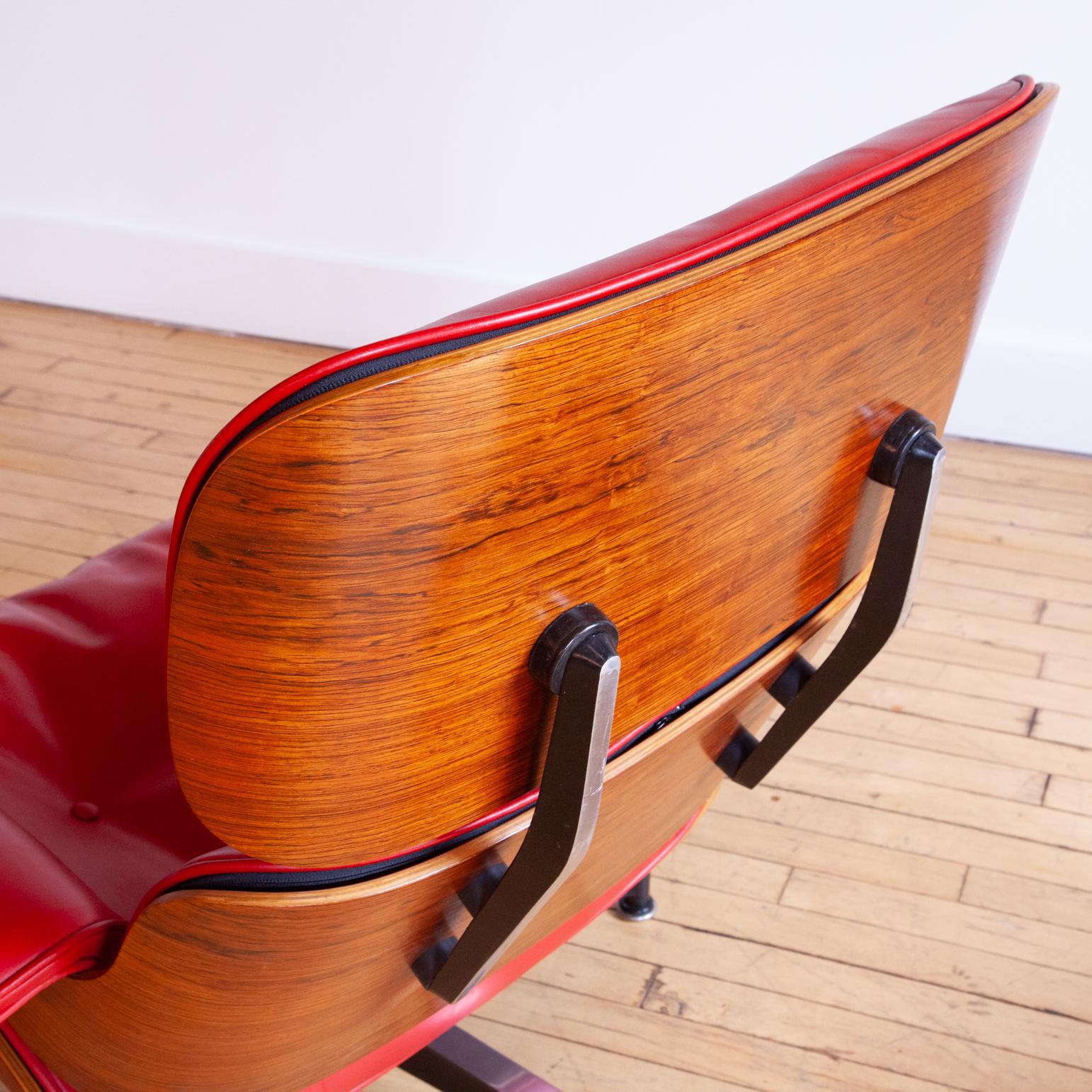 Silla Eames Lounge y Otomana de los años 60 restauradas Moderno de mediados de siglo en venta