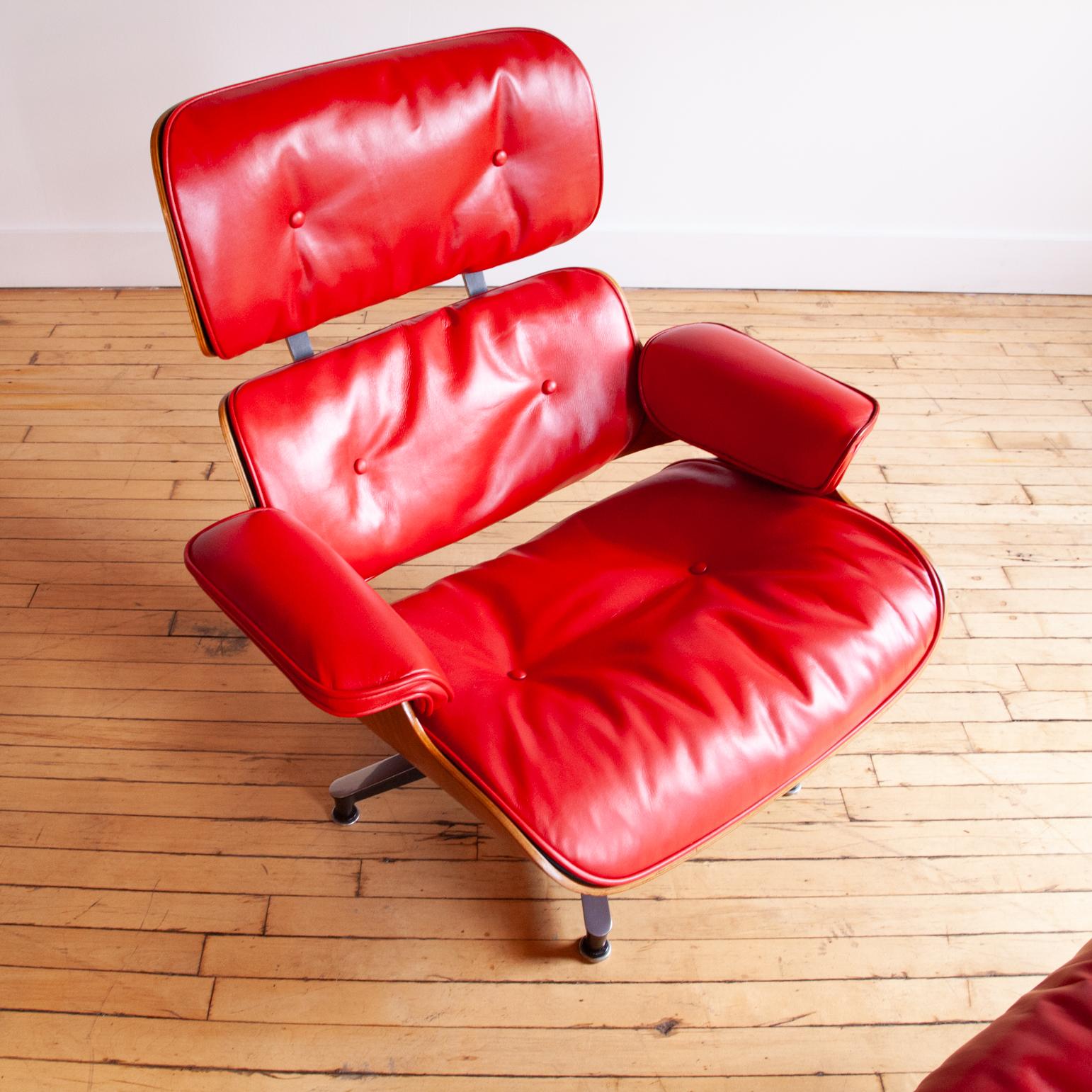 Silla Eames Lounge y Otomana de los años 60 restauradas en Bueno estado para la venta en Philadelphia, PA