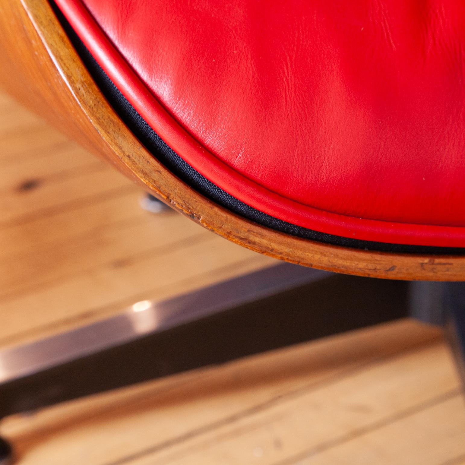 Silla Eames Lounge y Otomana de los años 60 restauradas siglo XX en venta