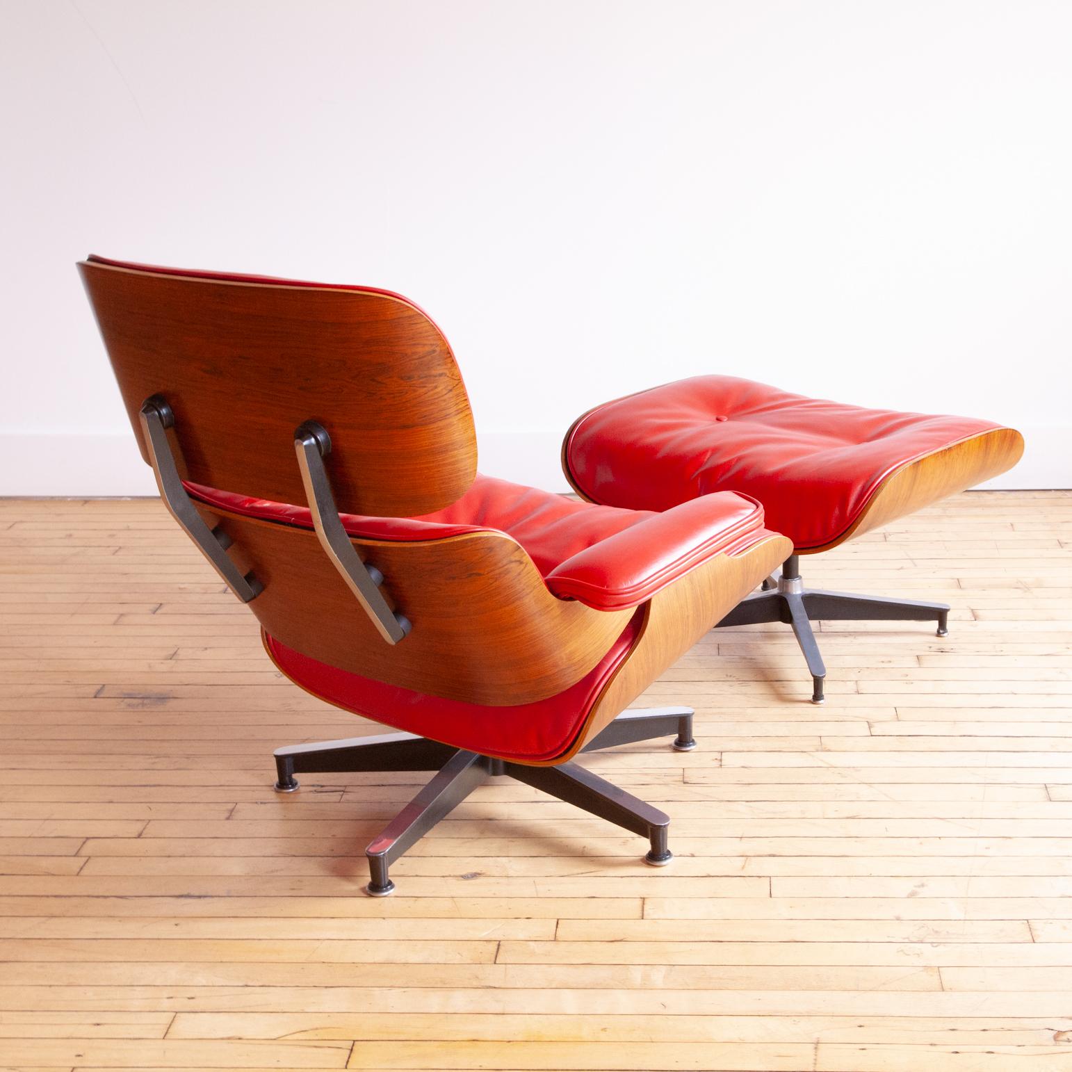 Silla Eames Lounge y Otomana de los años 60 restauradas Cuero en venta