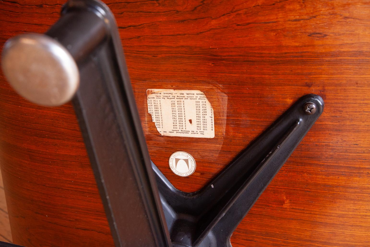 Silla Eames Lounge y Otomana de los años 60 restauradas en venta 2