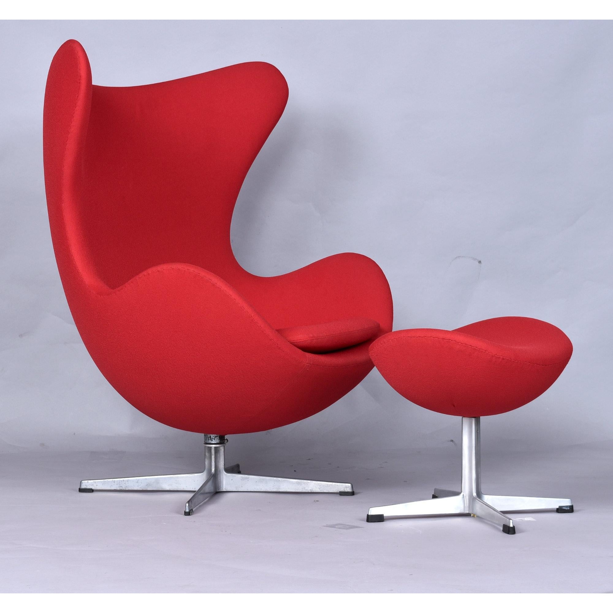 Restored 1965 Red Arne Jacobsen Fritz Hansen Egg Chair & Ottoman For Sale 3