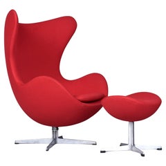 Silla y otomana Arne Jacobsen Fritz Hansen Egg roja de 1965 restaurada