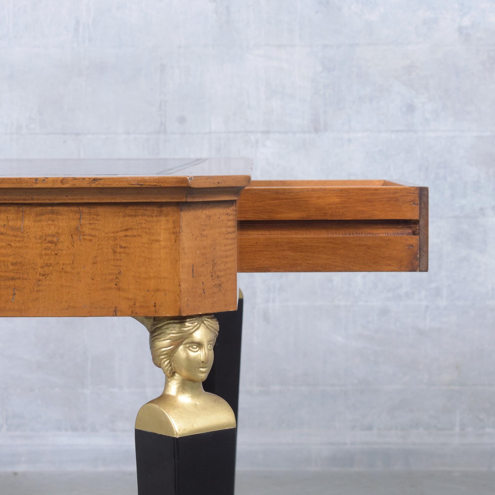 Restaurierter Empire-Schreibtisch von 1970: Heller Nussbaum & Ebonisierte Oberfläche mit grüner Lederplatte im Angebot 2