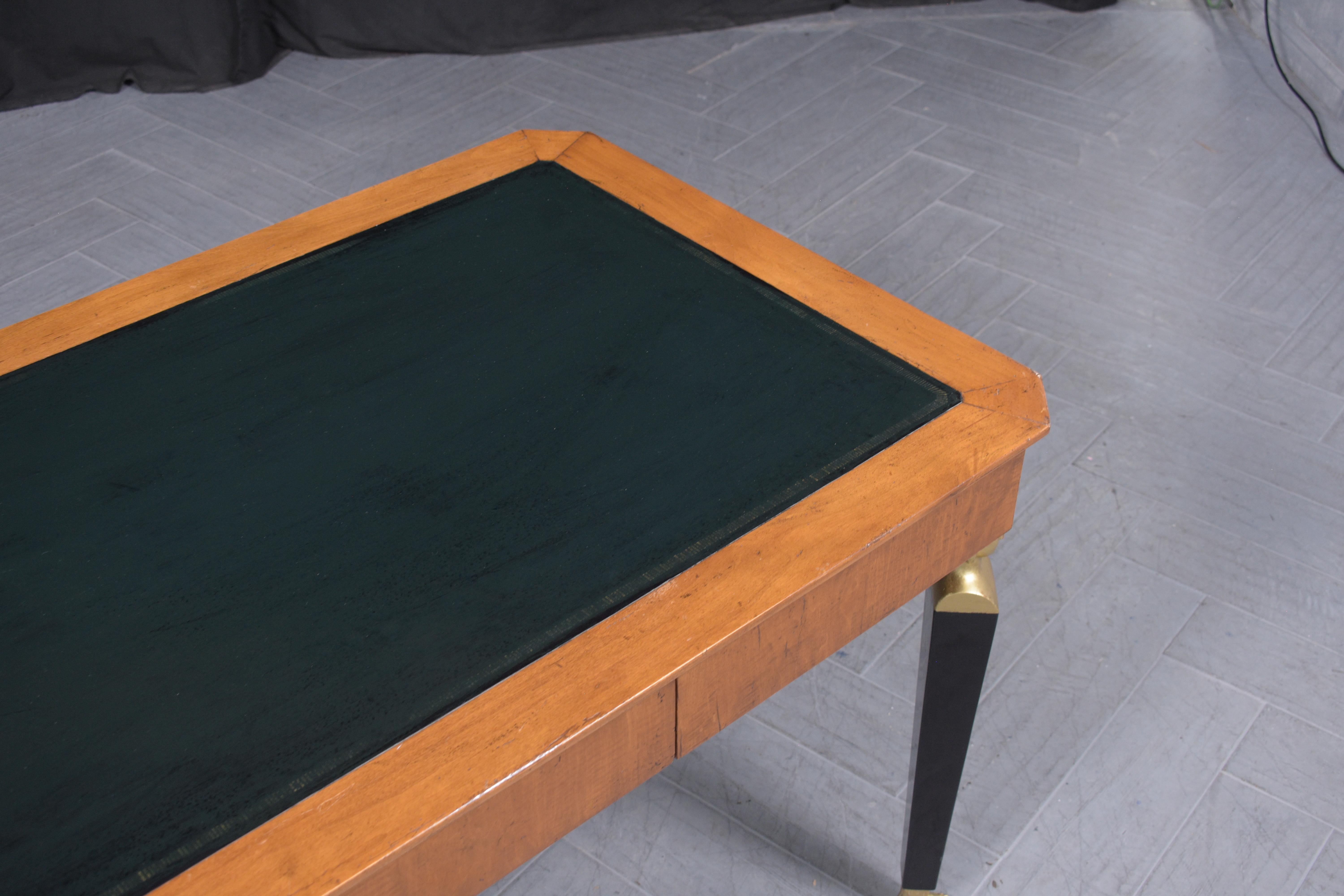 Restaurierter Empire-Schreibtisch von 1970: Heller Nussbaum & Ebonisierte Oberfläche mit grüner Lederplatte im Angebot 5