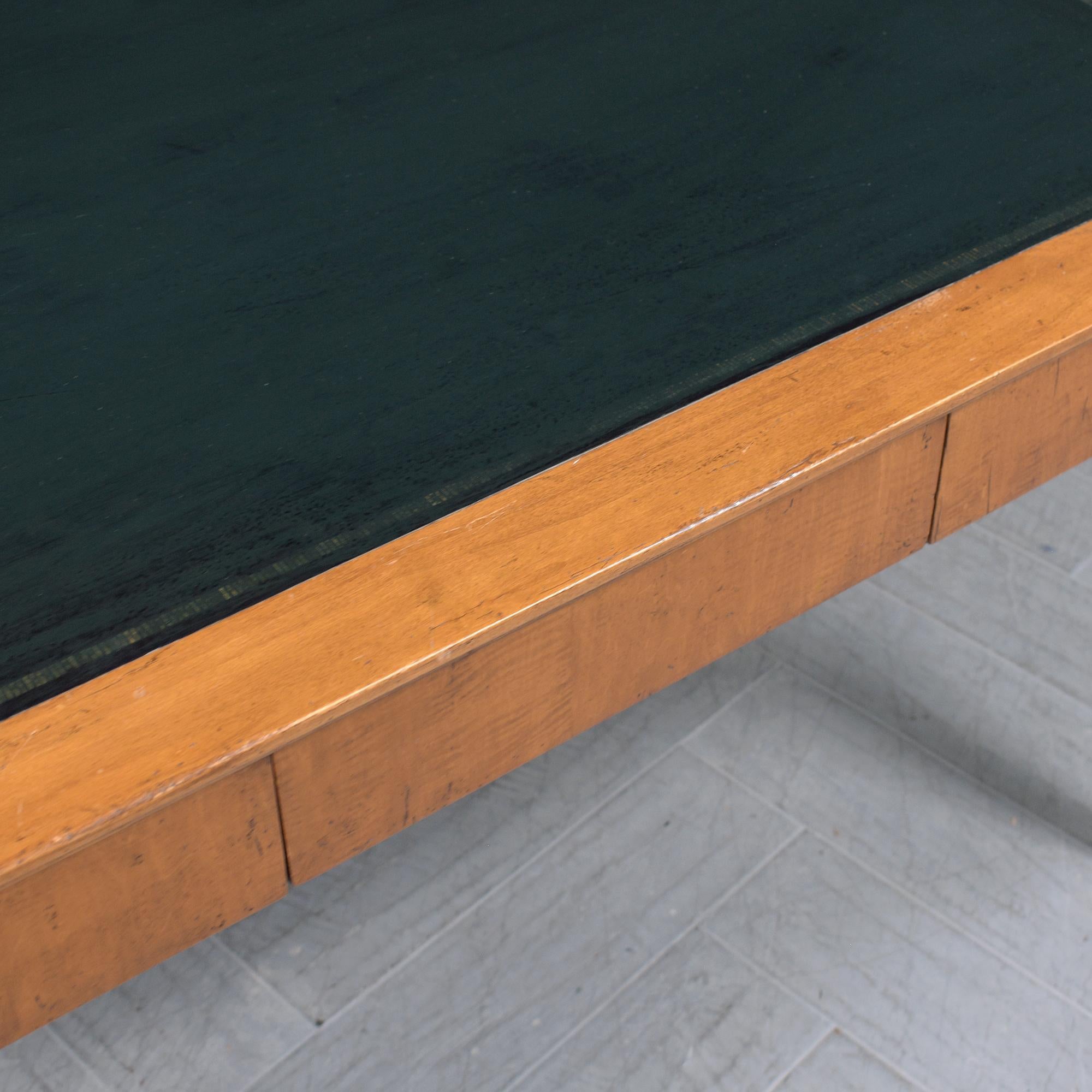 Restaurierter Empire-Schreibtisch von 1970: Heller Nussbaum & Ebonisierte Oberfläche mit grüner Lederplatte im Angebot 6