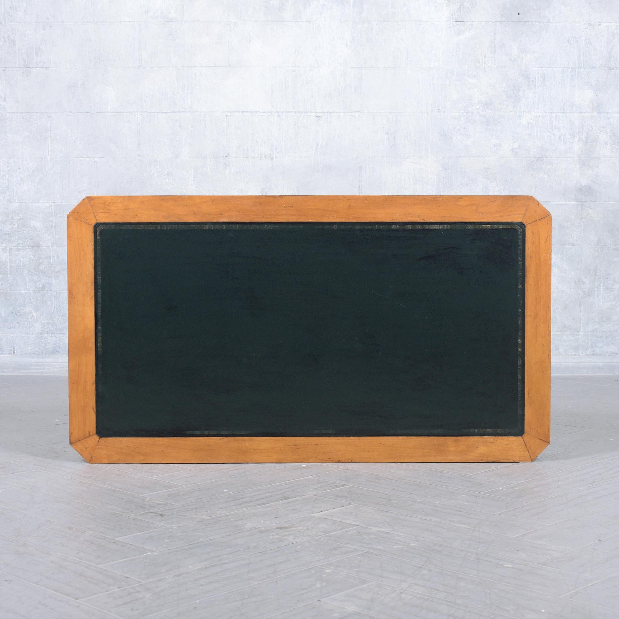 Restaurierter Empire-Schreibtisch von 1970: Heller Nussbaum & Ebonisierte Oberfläche mit grüner Lederplatte im Angebot 9