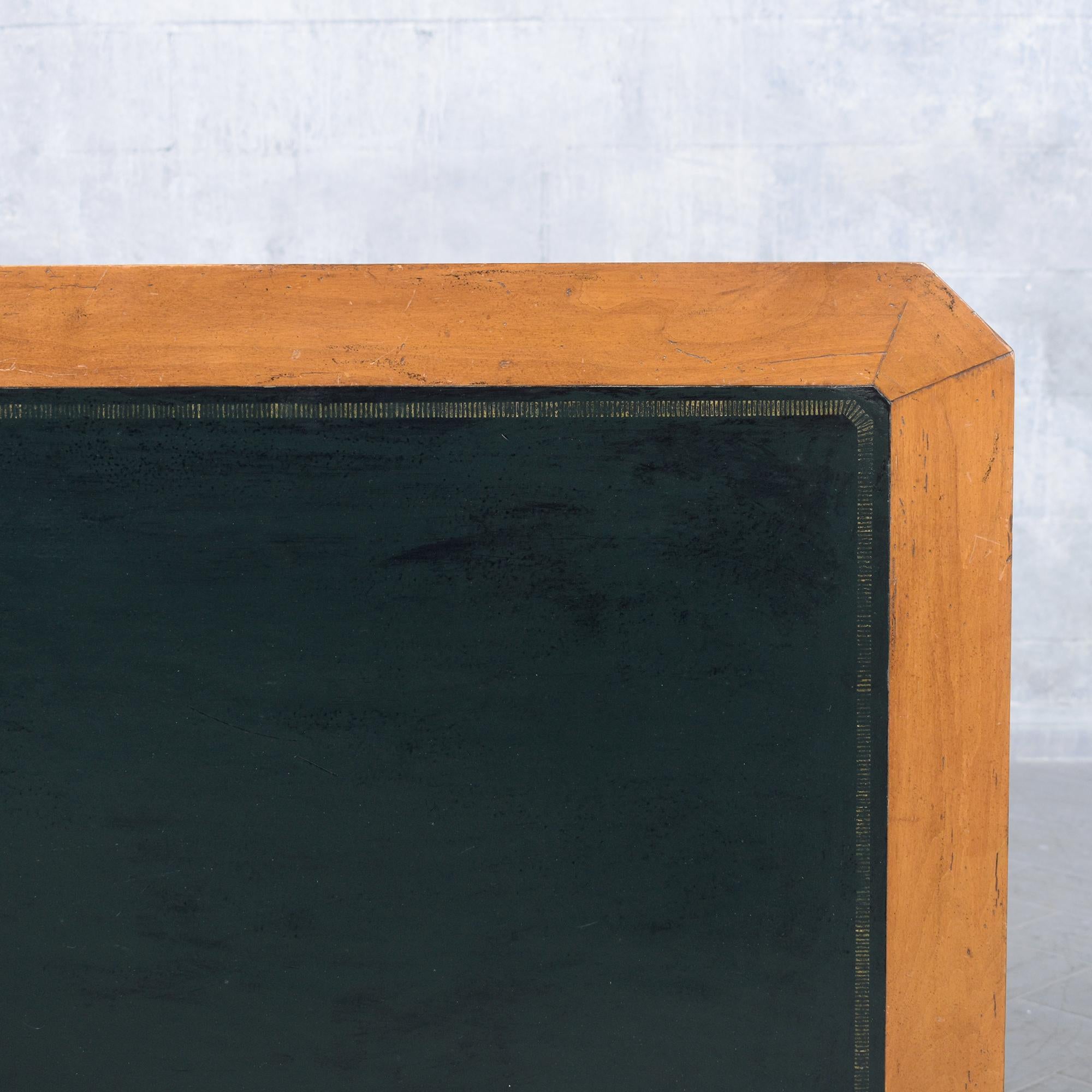 Restaurierter Empire-Schreibtisch von 1970: Heller Nussbaum & Ebonisierte Oberfläche mit grüner Lederplatte im Angebot 10